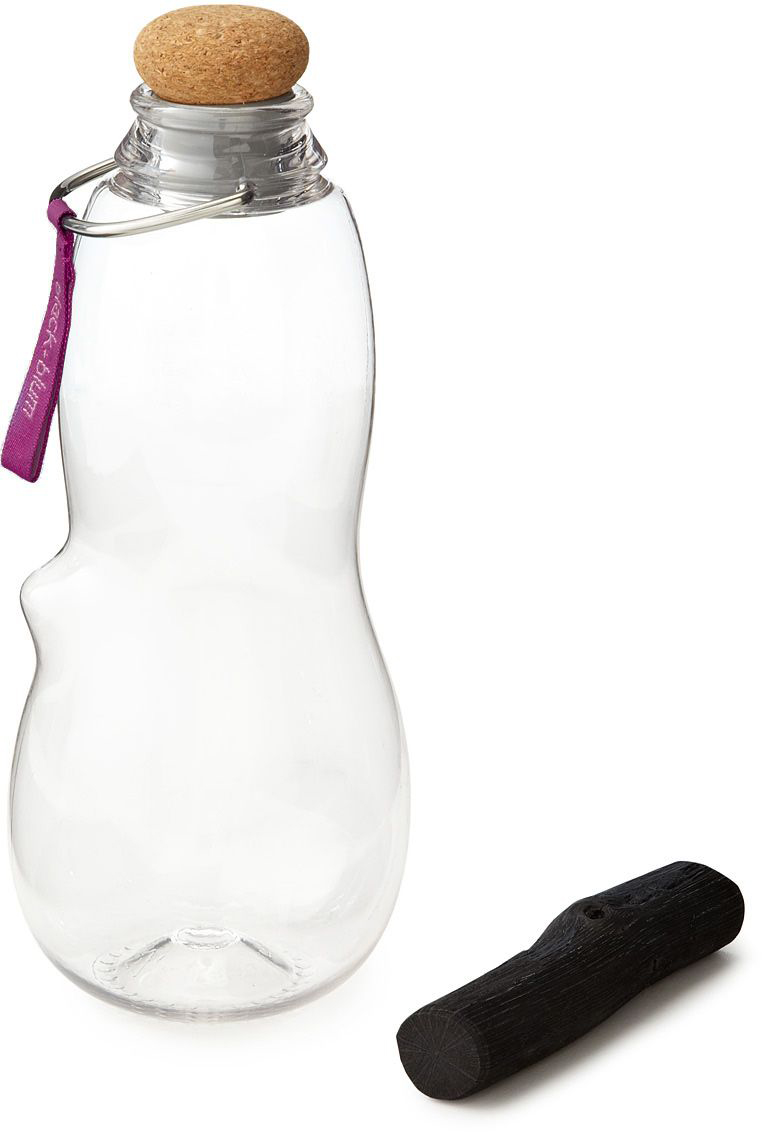 Эко-бутылка Black+Blum Eau Good, с фильтром, цвет: фиолетовыйVT-1520(SR) Эко-бутылка Black+Blum Eau Good, с фильтром, цвет: фиолетовыйVT-1520(SR)Сделайте воду из-под крана полезной. Как? Очень просто – используйте бутылку со специальным фильтром-ионизатором. Наполните бутылку, поставьте в холодильник и через 6-8 часов вы получите чистую и вкусную воду. В основе технологии очищения лежит угольный фильтр Binchotan, широко используемый в Японии с 17 века. Он эффективно убирает хлор, минерализует воду и выравнивает PH-баланс. Фильтр сохраняет свою активность 6 месяцев и утилизируется без вреда для экологии. Если вы наполняете бутылку 1 раз в день, через 3 месяца прокипятите фильтр в течение 10 минут, дайте высохнуть и используйте снова. Бутылка сделана из прочного пищевого пластика, похожего на стекло, и выдержит любой удар. Обычный пластик разлагается сотни лет, так что лучше не засорять планету и использовать многоразовую посуду, тем более, если она выглядит так стильно! Объем: 800 мл.