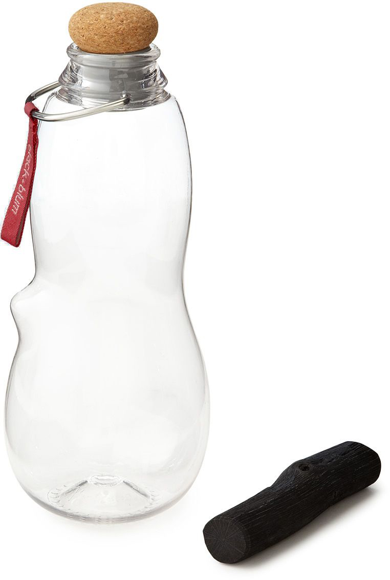 Эко-бутылка Black+Blum Eau Good, с фильтром, цвет: красныйVT-1520(SR) Эко-бутылка Black+Blum Eau Good, с фильтром, цвет: красныйVT-1520(SR)Сделайте воду из-под крана полезной. Как? Очень просто – используйте бутылку со специальным фильтром-ионизатором. В основе уникальной технологии очищения воды - угольный фильтр Binchotan, широко используемый в Японии аж с 17 века. Он удивительно эффективно убирает хлор, минерализует воду и выравнивает PH-баланс. Сохраняет свою активность 6 месяцев и утилизируется без вреда для экологии (а это важно!). Если вы наполняете бутылку 1 раз в день, через 3 месяца прокипятите фильтр в течение 10 минут, дайте высохнуть и используйте снова.Бутылка из прочного пищевого пластика, похожего на стекло, только гораздо легче - выдержит любой удар. Обычный пластик разлагается сотни лет, так что лучше не засорять планету и использовать многоразовую бутылку, тем более, если она так стильно выглядит! Объем 800 мл.Наполните бутылку, поставьте в холодильник и через 6-8 часов вы получите чистую и вкусную воду.