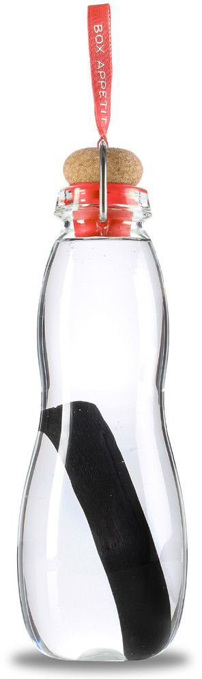 Эко-бутылка Black+Blum Eau Good Glass, с фильтром, цвет: красныйVT-1520(SR) Эко-бутылка Black+Blum Eau Good Glass, с фильтром, цвет: красныйVT-1520(SR)Эко-бутылка с угольным фильтром сделает воду вкусной и полезной. Неопреоновый чехол защищает емкость из боросиликатного стекла от трещин и повреждений. Через 6-8 часов после наполнения бутылки вода становится чистой.В основе технологии лежит угольный фильтр Binchotan, широко используемый в Японии с 17 века. Он эффективно убирает хлор, минерализует воду и выравнивает PH-баланс. Фильтр сохраняет свою активность 6 месяцев и утилизируется без вреда для экологии. Если наполнять бутылку 1 раз в день, то через 3 месяца нужно прокипятить фильтр в течение 10 минут, дать высохнуть и можно использовать снова.Объем: 600 мл.
