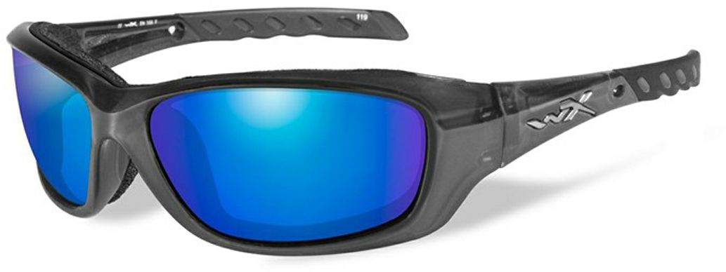 Очки солнцезащитные WileyX Gravity Polarized, для охоты, рыбалки и активного отдыха, цвет: Blue Mirror, Smoke Green807 Очки солнцезащитные WileyX Gravity Polarized, для охоты, рыбалки и активного отдыха, цвет: Blue Mirror, Smoke Green807Черная кристалическая оправа в сочетании с поляризованными зеркальными зелено-голубыми линзами делают данные солнцезащитные очки идеальным решением для занятий спортом и активного отдыха. Поляризованные зеркальные голубые линзы поглощают отражения и снижают блики. Очки обеспечат рыболовам улучшенную визуальную ясность и уникальную способность более ясно видеть видеть рыбу и рельеф дна под водой.ПОЛЯРИЗАЦИОННЫЙ ФИЛЬТР 8ТМЗапатентованная WileyX технология поляризации линз обеспечивает 100% поляризацию и 100% защиту от ультрафиолетовых лучей для непревзойденной четкости и контрастности изображения.ЗАЩИТА ОТ УДАРОВ НА ВЫСОКОЙ СКОРОСТИОправа и линзы должны выдерживать удар тяжелого снаряда весом 500 гр, падающего с высоты 127 смПРОЧНОЕ ПОКРЫТИЕУстойчивое к царапинам покрытие защищает линзы от механических повреждений и продлевает срок их службы.АНТИБЛИКОВОЕ ПОКРЫТИЕАнтибликовое покрытие устраняет нежелательные отражения с поверхностей линз. ВОДООТТАЛКИВАЮЩЕЕ ПОКРЫТИЕВодоотталкивающее покрытие обеспечивает скатывание воды с поверхности линз. Используется только на поляризационных линзах.НАКЛАДКИ FACIAL CAVITY™ SEALSЗапатентованные защитные накладки FACIAL Cavity™ защищают от ветра, механических обломков и периферийного освещения.