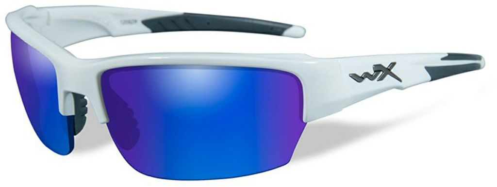 Очки солнцезащитные WileyX Saint Polarized, для охоты, рыбалки и активного отдыха, цвет: Blue Mirror, Green807 Очки солнцезащитные WileyX Saint Polarized, для охоты, рыбалки и активного отдыха, цвет: Blue Mirror, Green807Эта универсальная комбинация стильной белой оправы и поляризированных зеркальных линз готова к покорению склонов, озер и дикой природы. Установленные линзы поглощают отражения и снижают блики. Данная модель очков отлично подходит для активного отдыха в условиях интенсивной освещенности. Линзы данных очков изготовлены из поликарбонада особенно устойчивого к царапинам и обеспечивабщего 100% УФ защиту. ПОЛЯРИЗАЦИОННЫЙ ФИЛЬТР 8ТМЗапатентованная WileyX технология поляризации линз обеспечивает 100% поляризацию и 100% защиту от ультрафиолетовых лучей для непревзойденной четкости и контрастности изображения.ЗАЩИТА ОТ УДАРОВ НА ВЫСОКОЙ СКОРОСТИОправа и линзы должны выдерживать удар тяжелого снаряда весом 500 гр, падающего с высоты 127 смПРОЧНОЕ ПОКРЫТИЕУстойчивое к царапинам покрытие защищает линзы от механических повреждений и продлевает срок их службы.АНТИБЛИКОВОЕ ПОКРЫТИЕАнтибликовое покрытие устраняет нежелательные отражения с поверхностей линз. ВОДООТТАЛКИВАЮЩЕЕ ПОКРЫТИЕВодоотталкивающее покрытие обеспечивает скатывание воды с поверхности линз. Используется только на поляризационных линзах.