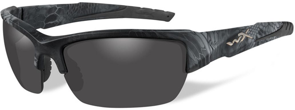 Очки солнцезащитные WileyX Valor Polarized, для охоты, рыбалки и активного отдыха, цвет: Smoke Grey (kryptek Typhon)807 Очки солнцезащитные WileyX Valor Polarized, для охоты, рыбалки и активного отдыха, цвет: Smoke Grey (kryptek Typhon)807Дымчато-серый линзы очков поглощают отражения и снижают блики. Данная модель очков отлично подходит для активного отдыха в условиях интенсивной освещенности.ПОЛЯРИЗАЦИОННЫЙ ФИЛЬТР 8ТМЗапатентованная WileyX технология поляризации линз обеспечивает 100% поляризацию и 100% защиту от ультрафиолетовых лучей для непревзойденной четкости и контрастности изображения.ЗАЩИТА ОТ УДАРОВ НА ВЫСОКОЙ СКОРОСТИОправа и линзы должны выдерживать удар тяжелого снаряда весом 500 гр, падающего с высоты 127 смПРОЧНОЕ ПОКРЫТИЕУстойчивое к царапинам покрытие защищает линзы от механических повреждений и продлевает срок их службы.АНТИБЛИКОВОЕ ПОКРЫТИЕАнтибликовое покрытие устраняет нежелательные отражения с поверхностей линз. ВОДООТТАЛКИВАЮЩЕЕ ПОКРЫТИЕВодоотталкивающее покрытие обеспечивает скатывание воды с поверхности линз. Используется только на поляризационных линзах.