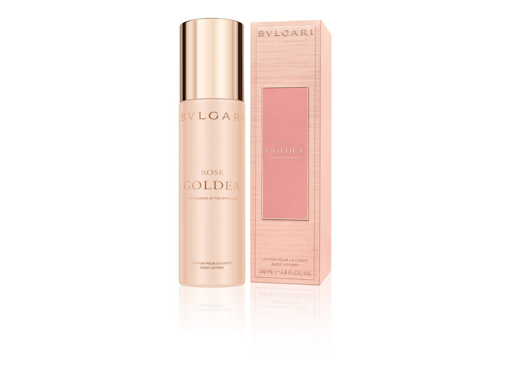Bvlgari Rose Goldea Молочко для тела 200 млAC-1121RD Bvlgari Rose Goldea Молочко для тела 200 млAC-1121RDBVLGARI представляет Rose Goldea - новое олицетворение всепоглощающей женственности, объект желания, в композиции которого соединились воедино страстная роза и утонченный мускус. Аромат, созданный с использованием элементов дизайна культовых произведений бренда: Розовое золото, Цветок розы и Serpenti (змея). Rose Goldea представляет собой смелое орудие обольщения.