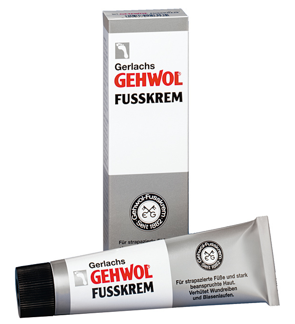 Gehwol Gerlachs Fusskrem - Крем для уставших ног 75 млKM 0007 Gehwol Gerlachs Fusskrem - Крем для уставших ног 75 млKM 0007Крем для уставших ног Геволь (Gerlachs Gehwol Fusskrem) фирмы Gerlach стал единственным средством избавления от ощущений усталости в ногах для многих миллионов людей по всему миру и продается с неизменным успехом.Крем для уставших ног Геволь предотвращает образование натертых мест и мозолей, ощущение жжения в ногах, образование ссадин и загрубелых участков кожи. Он действует как противовоспалительное средство, предотвращает грибковые инфекции стоп и приводит снова в нормальное состояние процессы потоотделения. Крем устраняет неприятные запахи ног и другие недостатки, сопутствующие повышенной потливости.Крем для уставших ног Геволь хорошо воспринимается кожей и улучшает ее состояние. Хорошо защищает область культи после ампутации конечностей. Кроме того, Крем для ног представляет собой также и средство защиты при опасности обморожения или тогда, когда ноги долго находятся в холоде.Крем для уставших ног Геволь (Gerlachs Gehwol Footcream) фирмы Gerlach приобрел известность с 1882 года, постоянно совершенствуясь на протяжении всего этого времени на основе новых научных достижений и исследований.Назначение:Предупреждает образование ранок (пузырей и натёртых мест на коже).Действует как противовоспалительное средство, предотвращает грибковые инфекции стоп.Эффективно укрепляет кожу и делает её способной к сопротивлению и внешним воздействиям, а также особенно хорошо защищает места обморожения, ампутации и от возможных переохлаждений.Обладает заживляющим эффектом.Нормализует потоотделение, устраняет неприятный запах пота.Активные компоненты: розмариновое масло, эвкалиптовое масло, лавандовое масло, масло лимона, масло тимьяна, ментол, камфара, вазелин, тальк, ланолин.