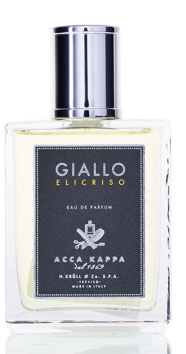 Acca Kappa Парфюмерная вода GIALLO ELICRISO (Песчаный Бессмертник) 100 мл28032022 Acca Kappa Парфюмерная вода GIALLO ELICRISO (Песчаный Бессмертник) 100 мл28032022Восточное побережье Адриатического моря с его множеством островов является одним из любимых мест Элизы Гера, хранительницы Acca Kappa – праправнучки основателя марки Германа Крулла. Здесь, в каменистой, залитой солнцем земле растет бессмертник с его серебристо-зелеными листьями и желтыми цветами. Завораживающий аромат, который не спутаешь ни с чем. Настоящий дар природы. Впечатленная оригинальностью и утонченностью запаха этого средиземноморского растения, Элиза решила посвятить ему мужской аромат Giallo Elicriso. Содержит эфирные масла цитрона, бессмертника, белого перца, мускатного ореха, кедра, ветивера, бензоина.