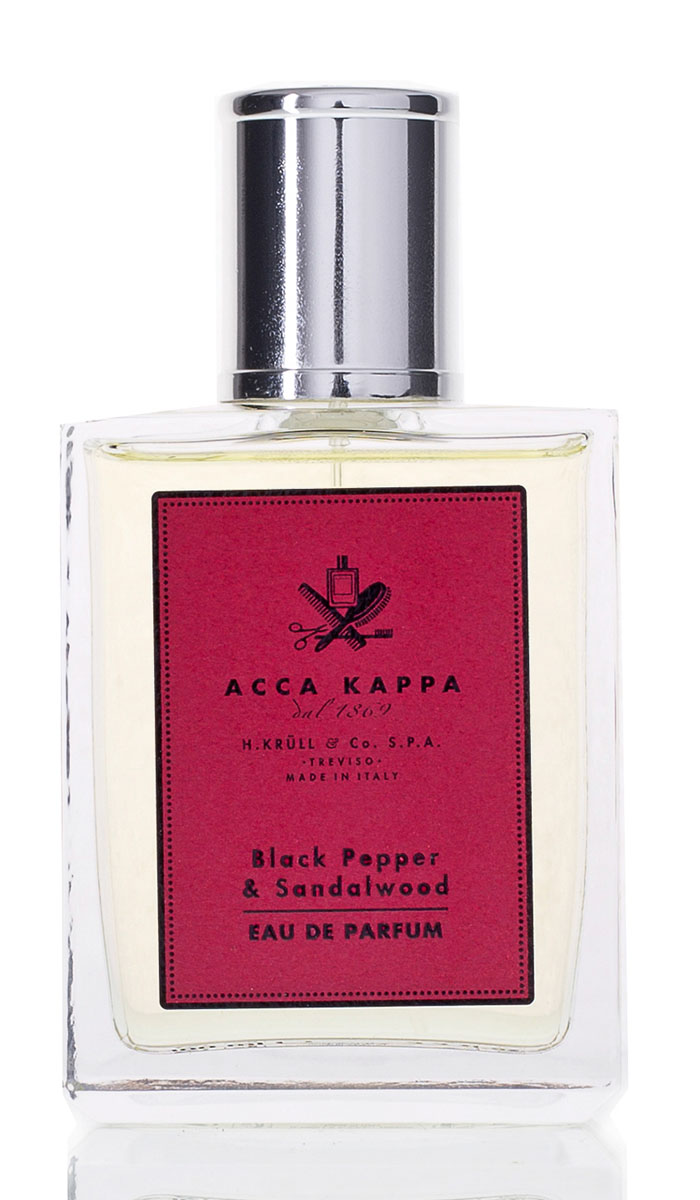Acca Kappa Парфюмерная вода Черный перец и сандаловое дерево 100 мл80284338 Acca Kappa Парфюмерная вода Черный перец и сандаловое дерево 100 мл80284338Мягкая доза перца и шафрана – прекрасная прелюдия к древесному сердцу. В базе самый уютный сандал, который вы можете представить, припорошен гвоздикой, корицей и мускатным орехом. Black Pepper & Sandalwood – пряный и теплый, нежный и кремовый, комфортный и универсальный, совсем не тяжелый – одним словом, само совершенство. Содержит эфирные масла бергамота, элеми, полыни, пачули, ветивера, кедра, пихтового бальзама, гвоздики и корицы.