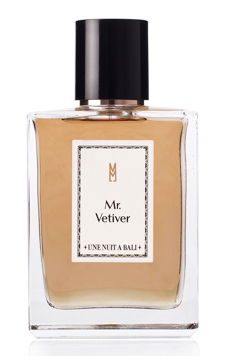 Une Nuit A Bali Парфюмерная вода Mr. Vetiver 100 мл1092018 Une Nuit A Bali Парфюмерная вода Mr. Vetiver 100 мл1092018Этого мужчину можно встретить где-то недалеко от острова Ява. Говорят, что он высокого роста, его кожа – темная от загара, его татуировки – отпечаток времени. Его белая рубашка всегда слегка помята, а взгляд его голубых глаз чаще всего направлен в объектив фотоаппарата Leica. Его также можно увидеть в окрестностях города Гарут, где он предпочитает кататься на своем голландском велосипеде. Но кто же он, этот Mr. Vetiver? О том, что вы опять упустили его из виду, вам подскажет манящий шлейф ветивера и кардамона, оставшийся в воздухе.