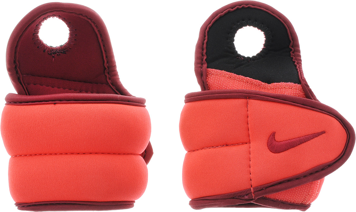 Утяжелители для рук Nike Wrist Weights, цвет: красный, бордовый, 0,45 кг, 2 штSF 0085 Утяжелители для рук Nike Wrist Weights, цвет: красный, бордовый, 0,45 кг, 2 штSF 0085Утяжелители Nike Wrist Weights легко фиксируются при помощи крепежного ремешка на липучке и отверстия для большого пальца. Они изготовлены из полиэстера и наполнены металлической стружкой. Быстросохнущая подкладка Dri-Fit быстро впитывает влагу, что позволяет оставаться коже всегда сухой и не потеть. Идеальны в использовании при занятиях аэробикой, оздоровительной гимнастикой и фитнесом. Мягкий материал надежно облегает, давая вместе с тем ощущение свободы рукам - у вас отпадает необходимость держать гантели или гири для создания усилий во время тренировок. Утяжелители имеют компактный размер и не займут много места при хранении и переноске. Удобный современный дизайн, приятное цветовое оформление и качество самих утяжелителей будут несомненно радовать вас во время тренировок! Вес каждого утяжелителя: 0,45 кг. Длина утяжелителя: 30 см. Ширина утяжелителя (без учета отверстия для пальца): 7 см.Толщина утяжелителя: 10 мм.