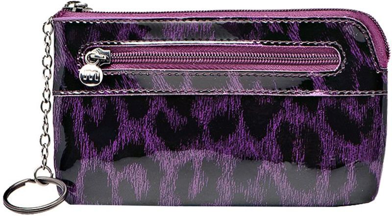 Ключница Malgrado, цвет: фиолетовый. 50501-015802#39890|Колье (короткие одноярусные бусы) Ключница Malgrado, цвет: фиолетовый. 50501-015802#39890|Колье (короткие одноярусные бусы)Стильная ключница Malgrado изготовлена из натуральной лакированной кожи фиолетового цвета и имеет одно отделение на застежке-молнии. Внутри - цепочка с металлическим кольцом для ключей. На задней стенке расположен кармашек на застежке-молнии.Ключница упакована в коробку из плотного картона с логотипом фирмы. Характеристики: Материал:натуральная кожа, металл, текстиль. Размер ключницы:12,5 см x 7,5 см х 1 см. Цвет:фиолетовый. Размер упаковки:13 см x 9,5 см x 3 см. Артикул:50501-015802# Purple.