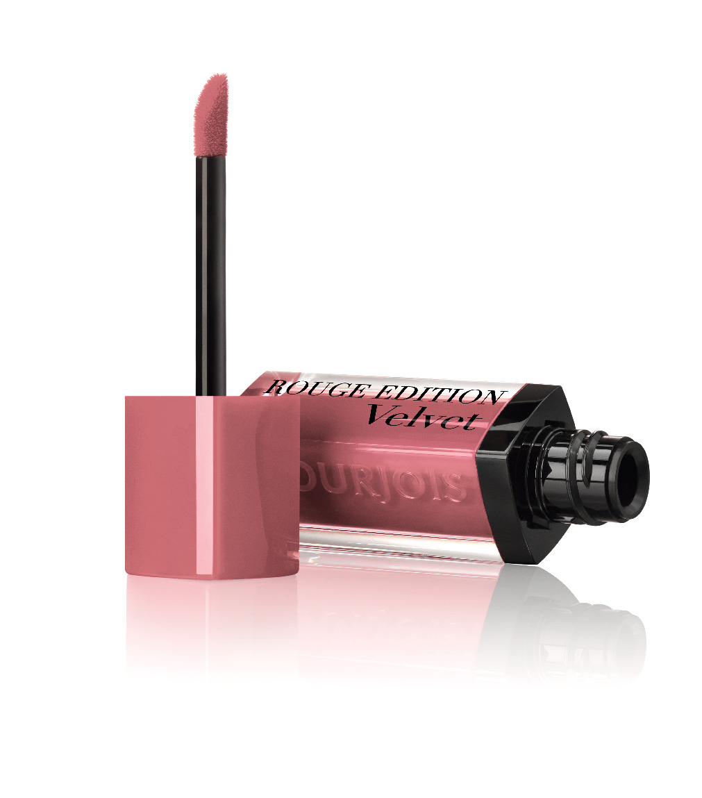 Bourjois Флюид Для Губ Бархатный Rouge Edition Velvet Тон 91092018 Bourjois Флюид Для Губ Бархатный Rouge Edition Velvet Тон 91092018Матовое покрытие и яркий цвет. Легкая, невесомая текстура, не ощутимая на губах. Простое нанесение, абсолютный комфорт и 24-часовая стойкость... УНИКАЛЬНАЯ ТЕКСТУРА Rouge Edition Velvet имеет удивительную текстуру. Флюидная текстура легко наносится и превращается в красивый матовый оттенок. Мягкая, флюидная текстура помады создает ультракомфортное ощущение второй кожи. Самый матовый, самый бархатный, самый гламурный! МАТОВАЯ И НЕВЕРОЯТНО ЛЕГКАЯ. Одно из самых главных качеств помад Bourjois - увлажнение. Формула Rouge Edition Velvet, обогащенная пигментами и маслами, обеспечивает исключительный комфорт и длительную стойкость.