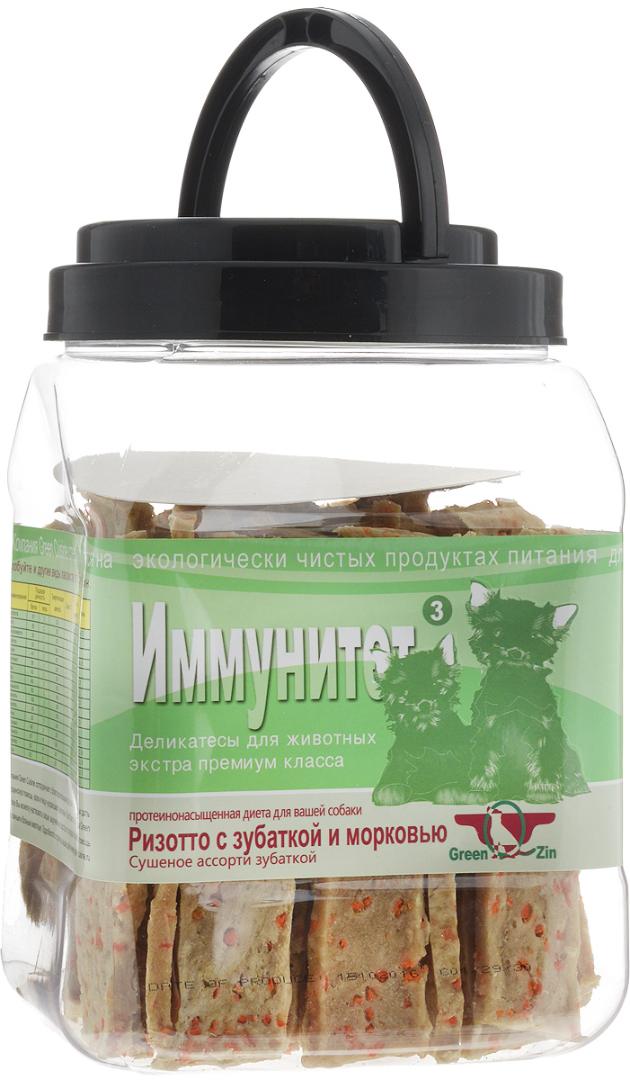 Лакомство для собак GreenQZin Иммунитет, сушеное мясо зубатки и морковь, 750 г0120710 Лакомство для собак GreenQZin Иммунитет, сушеное мясо зубатки и морковь, 750 г0120710Лакомство для собак GreenQZin Иммунитет - это полезное и вкусное лакомство, которое изготовлено из моркови и морской рыбы зубатки. Морковь ценна высоким содержанием каротина, который при переваривании превращается в витамин А. Также корнеплод богат витаминами С, В, D, Е, полезными минералами и микроэлементами (калий, фосфор, железо, марганец). После тепловой обработки содержание в моркови антиоксидантов увеличивается в разы, поэтому употребление данного продукта в пищу замедляет процесс старения организма собаки. Филе зубатки богато витаминами А, D, B1, B6, B12, E, PP, содержит никотиновую и пантотеновую кислоты, жирные кислоты омега-3, натрий, калий, йод, цинк, кальций, фосфор, хром, кобальт, магний, комплекс аминокислот: лизин, аспарагиновую и глютаминовую кислоты. Мясо этой рыбы обладает целебными и профилактическими свойствами, омолаживает и очищает кровеносную систему. Сбалансированный аминокислотный комплекс помогает поддерживать остроту зрения и придает шерсти блеск и яркость. Введение лакомства Иммунитет в дневной рацион позволит собаке поддерживать остроту ума, легче и эффективнее проходить процесс дрессировки, снизит утомляемость к восприятию свежей информации. Количество повторов для освоения новых команд снизится в разы. Лакомство не содержит консервантов, красителей, гормонов, антибиотиков и ГМО. Не вызывает аллергий. Товар сертифицирован.