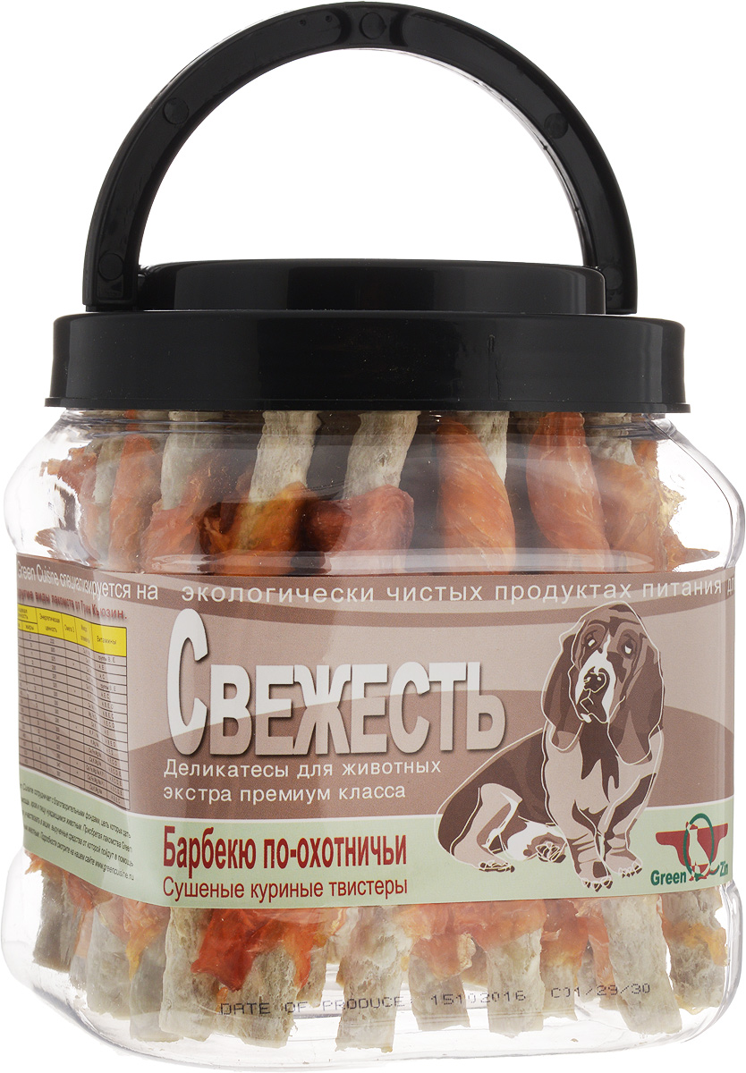 Лакомство для собак GreenQZin Свежесть, сушеные куриные твистеры, 750 г0120710 Лакомство для собак GreenQZin Свежесть, сушеные куриные твистеры, 750 г0120710Лакомство для собак GreenQZin Свежесть изготовлено из телячьей кожи и костей в сочетании с первоклассным куриным мясом. Основная польза данного лакомства в обеспечении организма собаки большим количеством легкоусвояемого белка и кальция - структурной основы костной ткани. Основными депо кальция в организме являются зубы и кости. Кальций непосредственным образом участвует в важнейших биохимических реакциях, и при его нехватке происходит сбой обменных процессов. Достаточное его количество снижает риск многих заболеваний, таких как сахарный диабет или рак толстой кишки. Особенно необходим кальций для щенков, когда происходит формирование скелета. Кальций является незаменимым компонентом и для функционирования сердечно-сосудистой и мочевыделительной систем. Лакомство не содержит консервантов, красителей, гормонов, антибиотиков. Не вызывает аллергий. Товар сертифицирован.