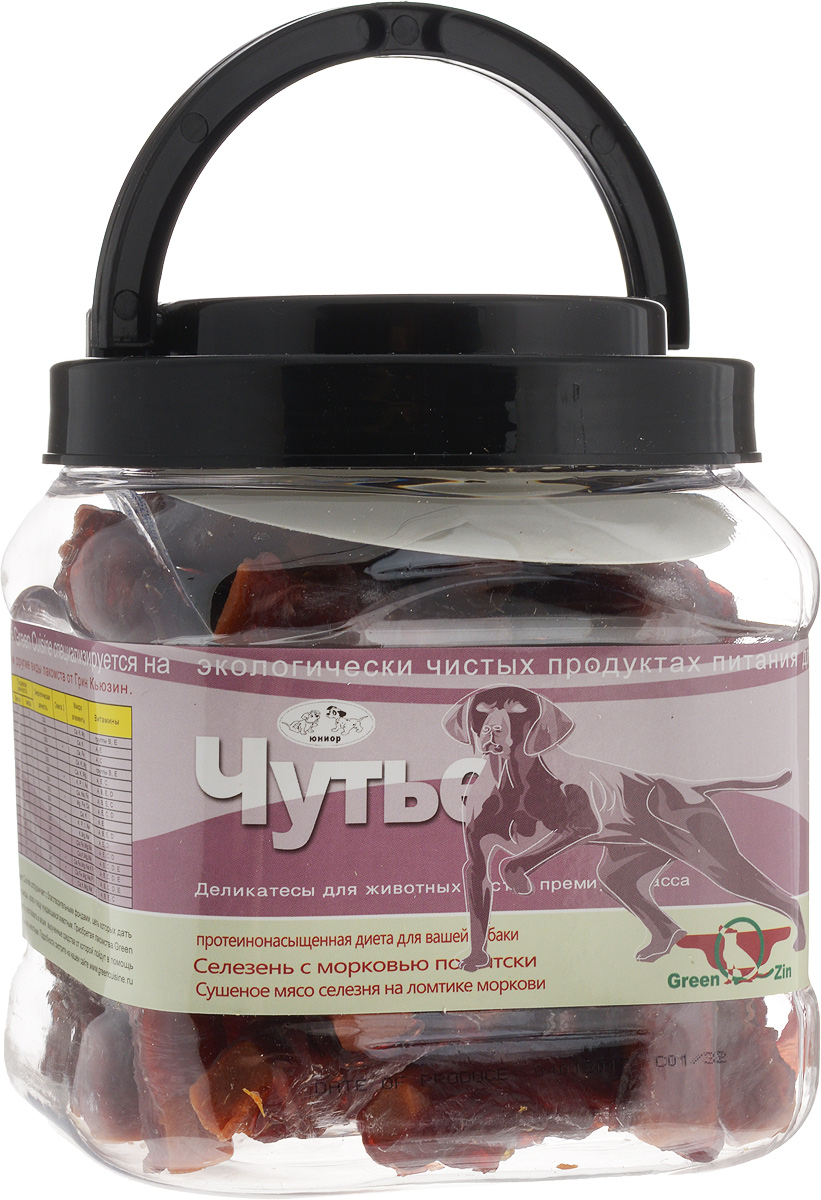 Лакомство для собак GreenQZin Чутье, сушеное утиное мясо на ломтике моркови, 750 г0120710 Лакомство для собак GreenQZin Чутье, сушеное утиное мясо на ломтике моркови, 750 г0120710Лакомство для собак GreenQZin Чутье изготовлено из красного мяса утки и ломтика моркови. Лакомство готовится преимущественно из филейного мяса самцов утки, так как оно более богато легкоусвояемым белком, необходимым для развития силы, роста костей и мышц питомца. Морковь ценна высоким содержанием каротина, который при переваривании превращается в витамин А. Также корнеплод богат витаминами С, В, D, Е, полезными минералами и микроэлементами (калий, фосфор, железо, марганец). После тепловой обработки содержание в моркови антиоксидантов увеличивается в разы, поэтому употребление данного продукта в пищу замедляет процесс старения организма собаки. Кроме того, морковь омолаживает и очищает кровеносную систему, помогает поддерживать остроту зрения и позволяет шерсти приобрести здоровый лоснящийся блеск и яркость. Употребление моркови благотворно сказывается на чувствительности носовых рецепторов, на восприятии и дифференциации запахов. Высокотехнологичный производственный цикл позволяет избавить мясо от лишнего жира (содержание не превышает 4%) и повысить процентное содержание белка. Продукт позволяет вашей собаке укреплять и массировать зубы и десны, развивать челюстные мышцы. Благодаря упругой консистенции, очищается налет с зубов и языка. Лакомство не содержит консервантов, красителей, гормонов, антибиотиков, ГМО. Не вызывает аллергий. Товар сертифицирован.