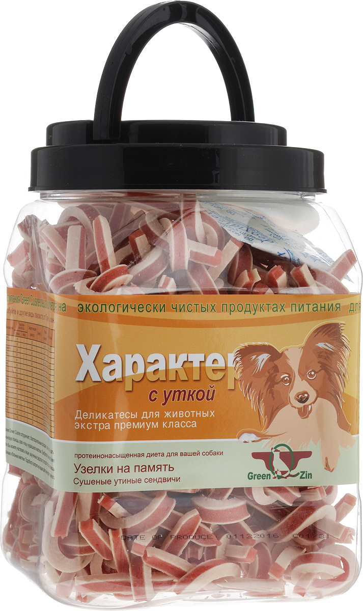 Лакомство для собак GreenQZin Характер, сушеные утиные сэндвичи, 750 г0120710 Лакомство для собак GreenQZin Характер, сушеные утиные сэндвичи, 750 г0120710Лакомство для собак GreenQZin Характер изготовлено из морской рыбы в сочетании с птичьим мясом. Тщательно подобранное сочетание красного утиного и белого рыбьего мяса не оставит равнодушным самого взыскательного питомца. Рыба богата фосфором, что позитивно скажется на развитии интеллектуальной сферы вашего питомца. Красное утиное мясо высоко ценится диетологами за сбалансированный состав аминокислот и за то, что имеет в избытке витамины А и В, что позволит собаке поддерживать хорошее зрение и положительно отразится на яркости пигментации (окраса) и качественном состоянии шерсти, а также когтей. Благодаря низкому содержанию холестерина продукт считается одним из самых полезных диетических блюд.Рыбно-мясная комбинация в лакомстве Характер позволит дополнительно стимулировать развитие тех зон головного мозга домашнего любимца, которые в том числе отвечают за контактность и, следовательно, за привязанность и дружелюбность. Лакомство не содержит консервантов, красителей, гормонов, антибиотиков. Не вызывает аллергий. Товар сертифицирован.