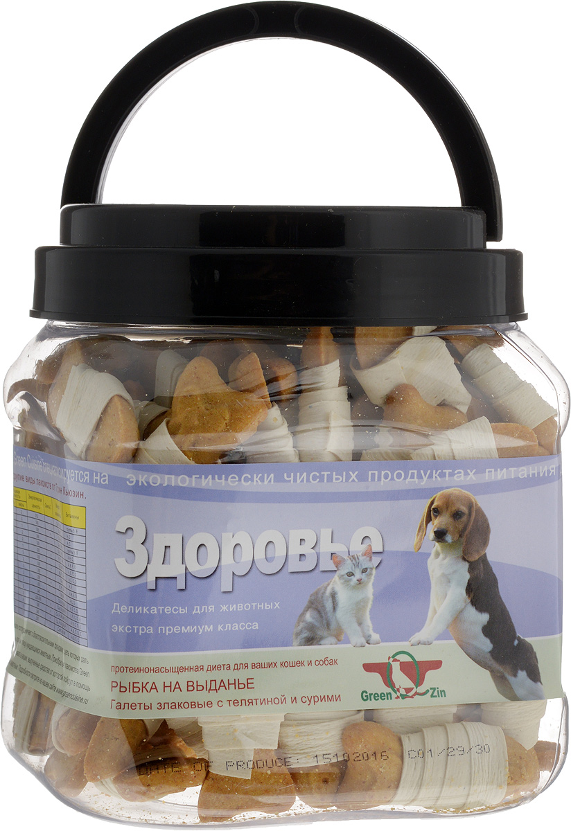 Лакомство для собак GreenQZin Здоровье, галеты с телятиной и сурими, 750 г0120710 Лакомство для собак GreenQZin Здоровье, галеты с телятиной и сурими, 750 г0120710Лакомство для кошек и собак GreenQZin Здоровье - это галеты, произведенные на основе муки из нешлифованных зерен овса, риса, кукурузы и перетертой сушеной телячьей вырезки. В овсе содержатся витамины (А, В1, В2, Е), жиры, аминокислоты и минеральные вещества, которые повышают защитную функцию организма питомца. Рис - это источник быстрых углеводов для поддержания высокого уровня двигательной активности питомца. Рисовая кожура также имеет большое количество витамина РР, помогающего в деятельности ЦНС. В кукурузе есть витамины (В1, В2, В3, В6), качественный белок и ненасыщенные жирные кислоты для нормальной работы сердечно-сосудистой системы. Добавление тертой телятины в состав муки, а также рыбы сверху для обмотки деликатеса в виде ролла позволяет повысить содержание протеина в лакомстве. Регулярное употребление галет повышает защитную функцию организма вашего питомца, повышает сопротивляемость воздействию негативных факторов и вирусных болезней. Лакомство не содержит консервантов, красителей, гормонов, антибиотиков, ГМО. Не вызывает аллергий. Товар сертифицирован.