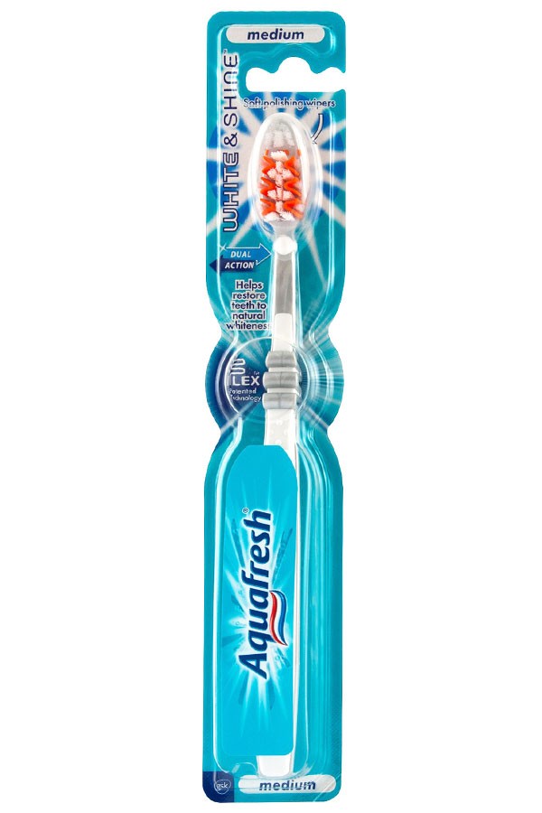 Aquafresh зубная щетка Вайт энд Шайн средняяFVN50411/FVN50422/FCN20611_голубой Aquafresh зубная щетка Вайт энд Шайн средняяFVN50411/FVN50422/FCN20611_голубойТип: зубная щетка.Возраст: 12+Степень жесткости: средняя жесткость.Основные эффекты: очищает зубную эмаль от налета и отбеливает ее, массирует десны, оказывает профилактику кариесу и парадантозу.Отличительные особенности:• рабочая головка зубной щетки оснащена щетинками с закругленными кончиками, они на царапают слизистую поверхность десен и не повреждают эмаль зубов;• на рабочей головке расположены резиновые очистители, которые очень мягко полируют зубную эмаль, возвращая ей первоначальную белизну. Они так же массируют десны во время процесса чистки зубов, укрепляя их и предотвращая заболевания; • на щетке расположены гибкие соединения деталей, позволяющие свести к минимуму травмы во время процесса чистки зубов. Они смягчают давление на зубы и позволяют рабочей головке прочищать самые труднодоступные участки;• ручка щетки оснащена прорезиненными накладками, позволяющими ей не выскальзывать из влажных рук;• материал, из которого изготовлена щетка, хорошо обрабатывается и дезинфицируется.