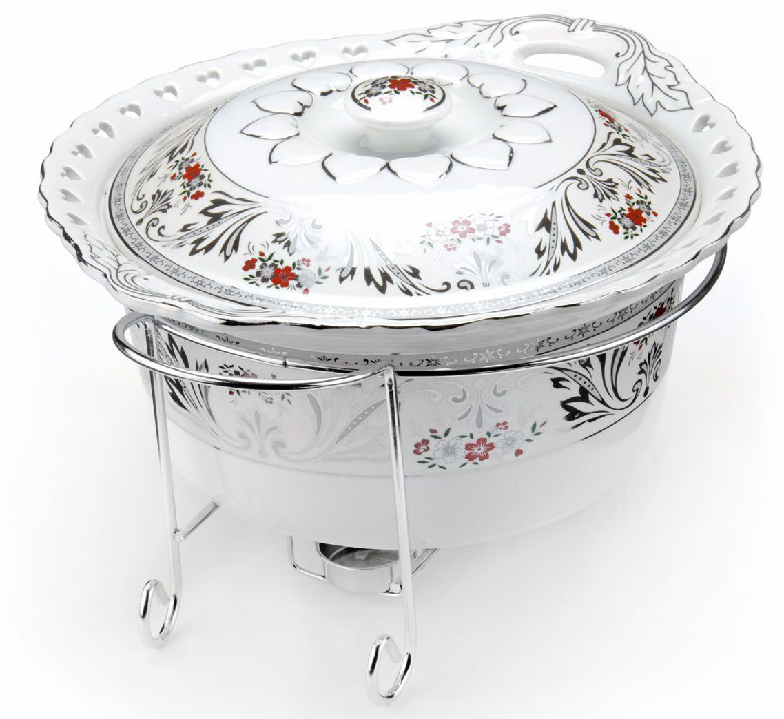 Мармит Loraine, керамика, 3,2 л, 3 предмета, со свечкой. 26531VT-1520(SR) Мармит Loraine, керамика, 3,2 л, 3 предмета, со свечкой. 26531VT-1520(SR)Мармит Loraine выполнен из керамики белого цвета, украшенной рисунком. Керамическая чаша с удобными ручками располагается на стальной подставке с двумя подсвечниками для чайных свечей (входят в комплект). Свечи, устанавливающиеся на подставке, нагревают чашу снизу, таким образом поддерживая нужную температуру приготовленного блюда. Керамическая крышка с удобной ручкой плотно прикрывает чашу сверху, в свою очередь также не давая остыть блюду. Благодаря своему элегантному дизайну, мармит с приготовленным блюдом можно сразу подавать на стол, не перекладывая еду на сервировочные тарелки. Изящный, с современным дизайном, мармит украсит любой праздничный стол, а блюда в нем будут всегда теплыми и ароматными. Керамическая чаша (без подставки) подходит для использования в духовом шкафу и микроволновой печи. Подходит для мытья в посудомоечной машине. Подходит для хранения в холодильнике.