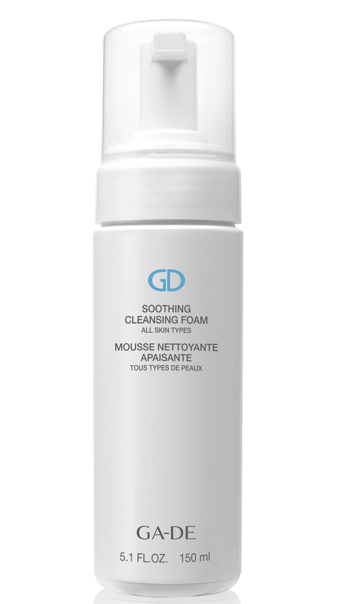 GA-DE Очищающая и успокаивающая пенка Soothing Cleansing Foam (для всех типов кожи ), 150 млFS-00897 GA-DE Очищающая и успокаивающая пенка Soothing Cleansing Foam (для всех типов кожи ), 150 млFS-00897Воздушная пенка SOOTHING CLEANSING FOAM тщательно очищает кожу и снимает макияж. Гиалуроновая кислота и комплекс растений (экстракт мальвы, папайя и ромашки) сохраняют естественное увлажнение кожи, предотвращая обезвоживание кожи. Подходит для всех типов кожи, в том числе для чувствительной.