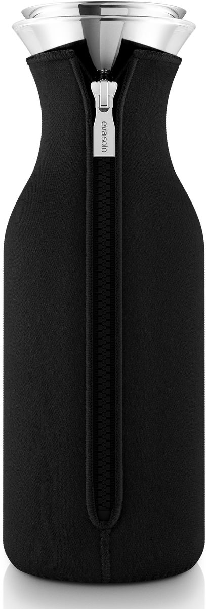 Графин Eva Solo Fridge, в неопреновом чехле, 1 л, цвет: черный. 567972VT-1520(SR) Графин Eva Solo Fridge, в неопреновом чехле, 1 л, цвет: черный. 567972VT-1520(SR)Стильный лаконичный графин в текстильном чехле будет интересным дополнением любого кухонного интерьера. Модель имеет простую классическую форму колбы, большой объем (1 л), устойчивое дно и широкое горлышко drip-free, которое не позволяет напитку разбрызгиваться при наливании. Колба выполнена из боросиликатного стекла, устойчива к механическим повреждениям, высоким и низким температурам. Защитная герметичная крышка выполнена из нержавеющей стали и каучука. Черный неопреновый чехол на молнии выполняет не только декоративную функцию, но также сохраняет напитки теплыми. Колба подходит для мытья в посудомоечной машине, чехол стирается отдельно вручную.