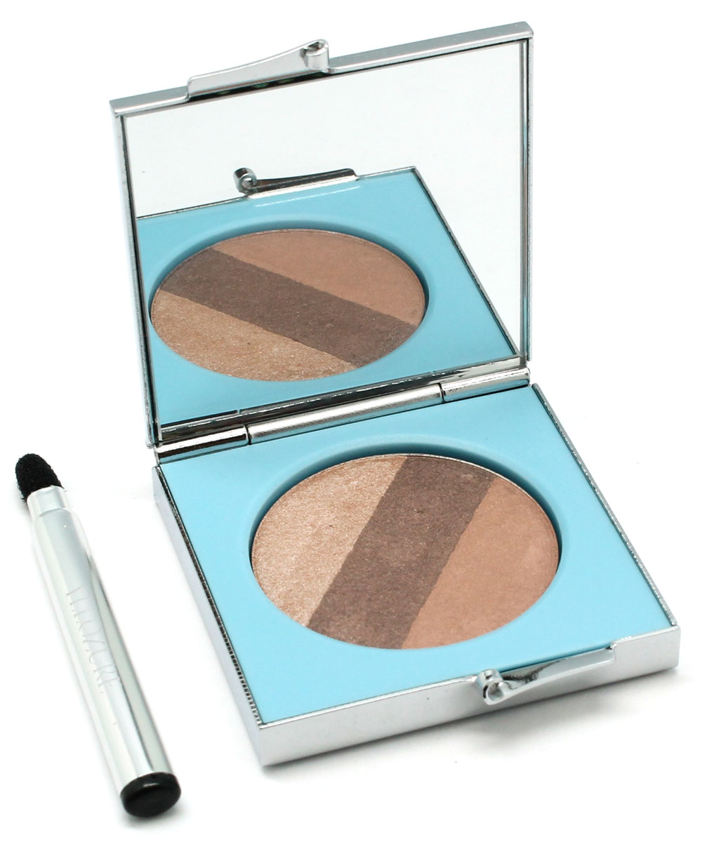 YZ Тени для век Trio Soyeux, тон 0626102025 YZ Тени для век Trio Soyeux, тон 0626102025Трехцветные тени имеют в составе микроскопические перламутровые частицы, которые, после нанесения теней, создают эффект внутреннего свечения кожи век. Они не осыпаются, не собираются одну линию на сгибе век. Воздушные тени для век отличаются сверхлегкой текстурой и однородностью состава. Нанесенные на кожу шелковистые тени совершенно не ощутимы. Гармоничные оттенки теней отличаются устойчивостью и покрывают кожу тонким слоем. Воздушный шелк, включают в упаковку три цвета, создающие эффект плавно перетекающих друг в друга оттенков. Веки мягко отсвечивают нежными и легкими, как шелк, пиментами.