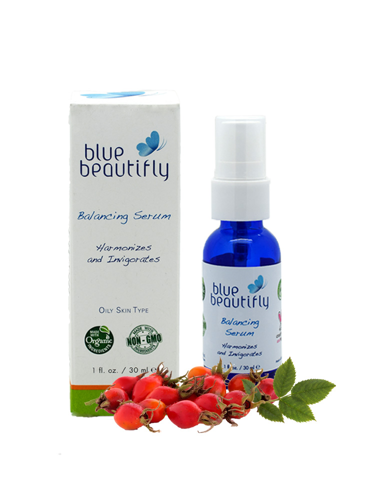 Blue Beautifly Балансирующая сыворотка для лица, 30мл72523WD Blue Beautifly Балансирующая сыворотка для лица, 30мл72523WDДля жирной кожи. Корректирует выработку кожного сала и очищает поры, нормализует водный баланс и увлажняет кожу. Созданная на основе древней Аюрведы и китайской медицины Балансирующая сыворотка содержит растительные стволовые клетки дерева Ним, Шалфея, Лопуха, Шиповник и фруктовую смесь Трифала (Индийская ягоды Амалаки, Харитаки и Бибхитаки). Они очищают поры естественным путем. Восстанавливающие свойства Гиалуроновой кислоты и Алоэ Вера противодействуют старению и поддерживают естественное обновление кожи. Ароматерапевтическая смесь эфирных масел Апельсина, Лаванды, Туласи и чайного дерева Мелалеука сужает поры, уменьшает воспаления и тонизирует кожу лица.