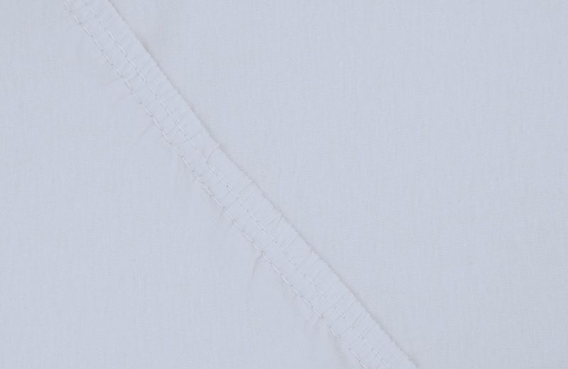 Простыня на резинке Ecotex Поплин, цвет: голубой, 200 х 200 см531-105 Простыня на резинке Ecotex Поплин, цвет: голубой, 200 х 200 см531-105Простыня на резинке по всему периметру – это очень удобно! Она всегда ровно, без единой морщинки, застилает матрас. Легко заправляется и фиксируется с помощью «юбки» с резинкой по всему периметру. Нежное прикосновение к телу бархатного на ощупь хлопка, мягкая фактура ткани – вот основное преимущество трикотажных простыней на резинке. Они практичны в уходе, не требуют глажения после стирки, мягкие, экологичные, защищают матрас от загрязнений.