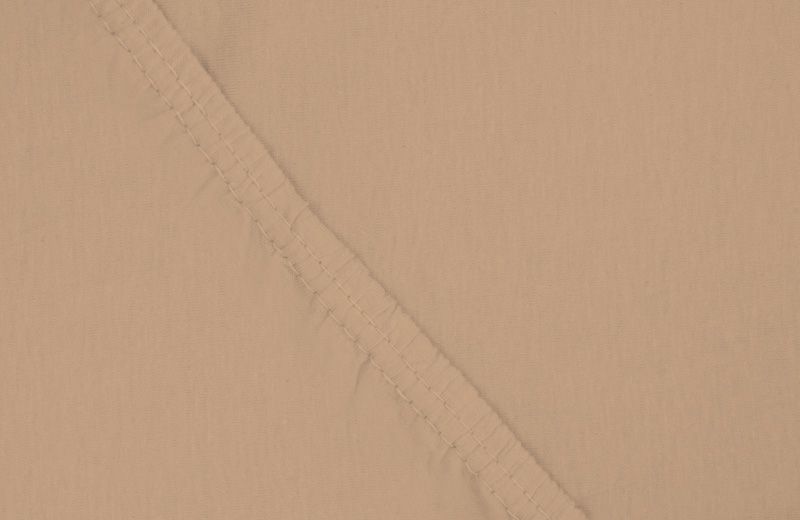 Простыня на резинке Ecotex, цвет: бежевый, 180 х 200 см531-105 Простыня на резинке Ecotex, цвет: бежевый, 180 х 200 см531-105Здоровый сон – залог хорошего самочувствия на протяжении всего дня. Простыня на резинке по всему периметру – это очень удобно! Она всегда ровно, без единой морщинки, застилает матрас. Легко заправляется и фиксируется с помощью «юбки» с резинкой по всему периметру. Нежное прикосновение к телу бархатного на ощупь хлопка, мягкая фактура ткани – вот основное преимущество трикотажных простыней на резинке. Они практичны в уходе, не требуют глажения после стирки, мягкие, экологичные, защищают матрас от загрязнений.