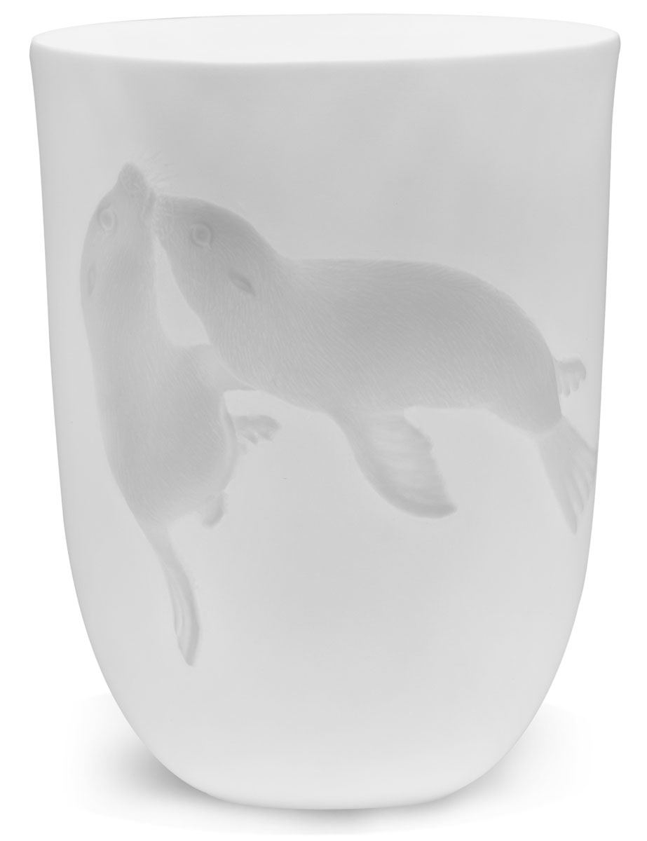 Стакан Folke Deep Ocean. Морской котик, 475 млVT-1520(SR) Стакан Folke Deep Ocean. Морской котик, 475 млVT-1520(SR)Бренд Folke выпустил новую коллекцию стаканов Deep Ocean из тончайшего фарфора с дизайном в морской тематике. Тонкая работа мастеров-художников по фарфору воплотила в одной линии изделий две концепции легкости и изящества. Рельефные узоры в виде обитателей морских глубин дополняют собой изысканный дизайн почти невесомого классического материала. Гладкие формы предметов в традиционном белом исполнении украшены сюжетами жизни морской фауны.