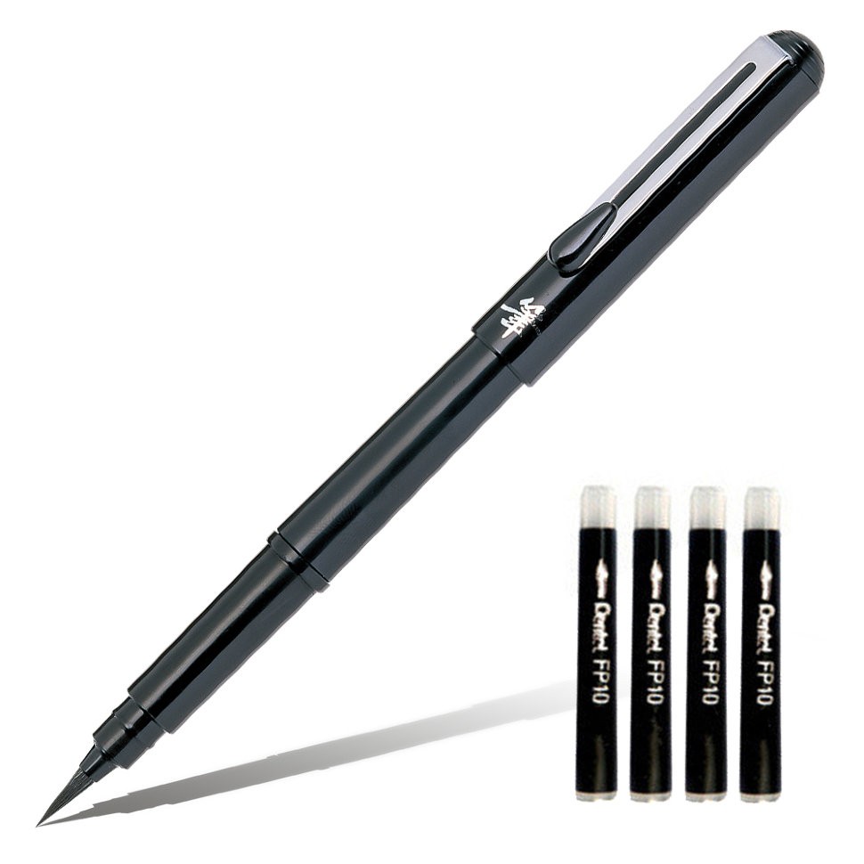Pentel Ручка-кисть для каллиграфии Brush Pen цвет корпуса черный + 4 картриджаC13S041944 Pentel Ручка-кисть для каллиграфии Brush Pen цвет корпуса черный + 4 картриджаC13S041944Первоклассный инструмент для художника!Элегантный лаковый корпус, оформленный японским иероглифом. Защитный колпачок с металлическим клипом. Яркие черные пигментные чернила. Долговечная нейлоновая кисть позволяет создавать любые по толщине линии. Ручка-кисть поставляется в комплекте с запасными картриджами.Сменный картридж FP10.