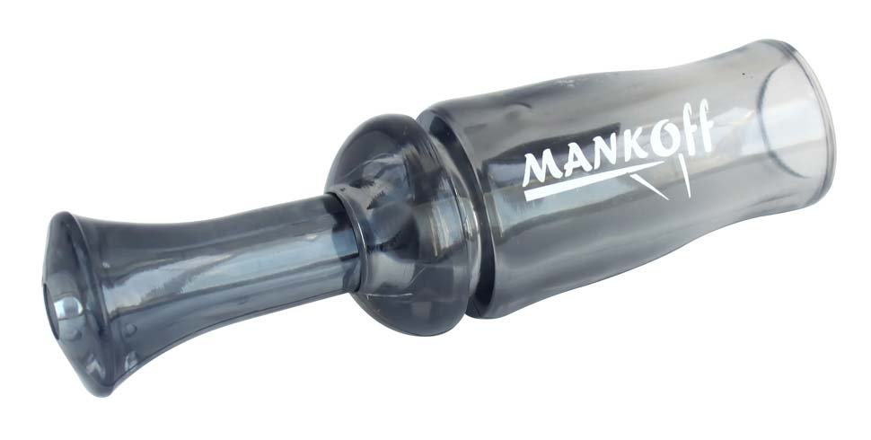 Манок поликарбонатный Mankoff Pioner, на утку1120 Манок поликарбонатный Mankoff Pioner, на утку1120Манок поликарбонатный Mankoff на утку серии Pioner, с инструкцией на русском языке, серый. Арт. 11201-но язычковый манок на кряковых уток1-но язычковые манки Mankoff для охоты на кряковых уток и гусей: серия Kwanza и Pioner - манки, выполненные в пластике (поликарбонате). Обе серии полностью разработаны и изготовлены в России. Утиный манок серии Pioner обладает низким насыщенным голосом, что наиболее соответствует голосу взрослой кряквы.Манок способен воспроизвести всю гамму звуков, издаваемых уткой. Громкость манка легко регулировать силой подачи воздуха.Манок на утку серии Pioner наиболее подойдёт для работы на закрытых водоемах.Подойдет как начинающим охотникам, так и охотникам имеющим опыт работы с утиным манком.Манок на утку серии Pioner прост в использовании и обслуживании. После разборки-сборки не нуждается в дополнительных настройках – он всегда в настроенной тональности.Устойчив к ударным нагрузкам. Обеспечивает длительную работу. Не требует дополнительного ухода.Во главе компании Mankoff, созданной в России в 2010 году, стоят люди, увлеченные охотой, отдающие этому призванию все свое время и энергию. Вся продукция под маркой Mankoff проходит длительные полевые испытания. Духовые манки тестируются в самых жестких условиях: проходят не одну охоту, хранятся без упаковки - живут в машине и кармане, падают, тонут, разбираются и собираются в поле/на болоте, и конечно манят, манят и опять манят! Цель испытаний: получить надежный инструмент для охоты.Компания Mankoff гарантирует стабильное качество своей продукции. В производстве используются современные материалы и тенденции охотничьей индустрии.