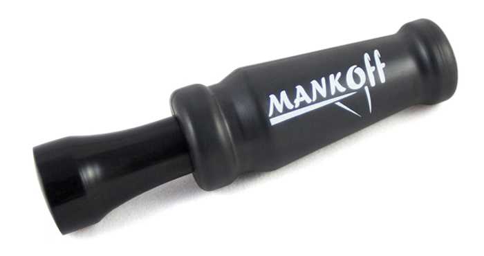 Манок поликарбонатный Mankoff Kwanza, на белолобого гуся2110M Манок поликарбонатный Mankoff Kwanza, на белолобого гуся2110MМанок поликарбонатный Mankoff на белолобого гуся серии Kwanza, с инструкцией на русском языке. Арт. 2110MМанок для охоты на белолобого гуся, также эффективен для охоты на гуменника.1-но язычковые манки Mankoff для охоты на кряковых уток и гусей: серия Kwanza и Pioner - манки, выполненные в пластике (поликарбонате). Обе серии полностью разработаны и изготовлены в России. Гусиный манок серии Kwanza обладает звонким, призывным голосом. Голос манка возможно самостоятельно менять от высоких до низких тонов. Для получения правильного звука необходимо найти положение руки, в котором манок дает гусиные «гудящие» звуки. Все сигналы получаются в одном положении руки. Сигналы и громкость гусиного манка регулируются силой подачи воздуха в манок.Подойдет как начинающим охотникам, так и охотникам имеющим опыт работы с гусиным манком.Манок на гуся серии Kwanza не боится воды и низких температур. Устойчив к ударным нагрузкам.При необходимости манок легко обслуживается. Не требует дополнительного ухода.Во главе компании Mankoff, созданной в России в 2010 году, стоят люди, увлеченные охотой, отдающие этому призванию все свое время и энергию. Вся продукция под маркой Mankoff проходит длительные полевые испытания. Духовые манки тестируются в самых жестких условиях: проходят не одну охоту, хранятся без упаковки - живут в машине и кармане, падают, тонут, разбираются и собираются в поле/на болоте, и конечно манят, манят и опять манят! Цель испытаний: получить надежный инструмент для охоты.Компания Mankoff гарантирует стабильное качество своей продукции. В производстве используются современные материалы и тенденции охотничьей индустрии.