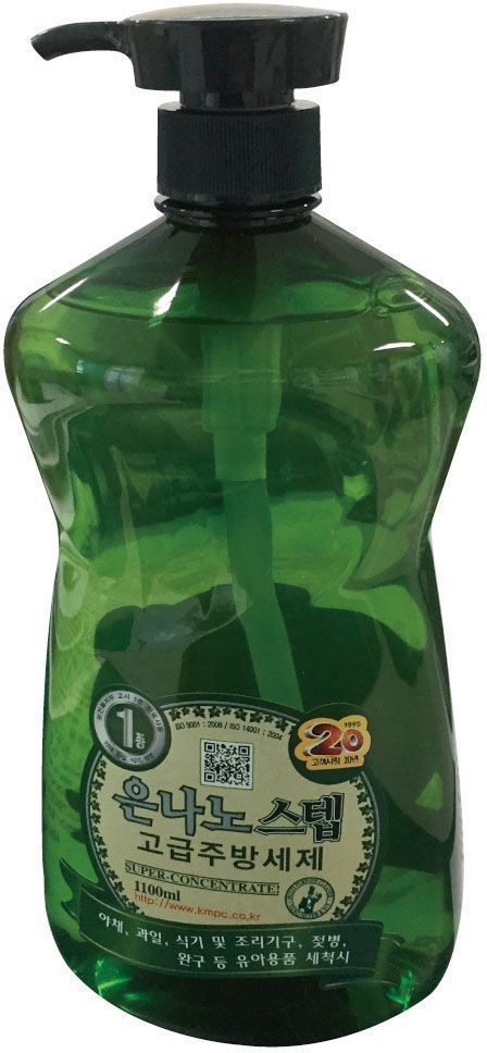 Средство для мытья посуды KMPC Nano Silver Step. Dishwashing Liquid, с серебром. 580039580039 Средство для мытья посуды KMPC Nano Silver Step. Dishwashing Liquid, с серебром. 580039580039Суперконцентрированное моющее средство с частицами серебра и экстрактом плюща подходит для мытья овощей, фруктов, посуды, кухонной утвари, детской посуды.Особенности продукта: высокоэффективное, универсальное, безопасное. Невероятно экономичное средство - достаточно всего одной капли, чтобы отмыть застывший жир или остатки пищи. Убивает бактерии, обладает стерилизующим эффектом, не сушит кожу.Область применения: мытье овощей, фруктов, посуды, кухонной утвари, бутылочек для кормления, детских игрушек и т. д. Обладает легким ароматом яблока.Способ применения: Небольшое количество концентрата выдавить на губку для мытья посуды, вспенить, помыть, ополоснуть водой.Внимание при применении: Овощи и фрукты после мытья следует ополаскивать под струей воды более 30 сек. Не замачивать овощи и фрукты в средстве на долгое время. После мытья посуды в непроточной воде, посуду следует ополаскивать более 2-х раз. Хранить в недоступном для детей месте. Применять строго по назначению.Состав: вода, лаурилдиметиламин оксид, алкилполиглюкозид, d-лимонен, кокамид DEA, альфа-олефин сульфонат, сульфат эфира натрия лауриловый, лимонная кислота, частицы серебра, ароматическая добавка Яблоко.Расход жидкости: 1 мл/1 л воды.