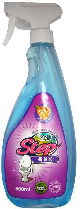 Средство для ванной и туалета KMPC Orange Step. Bathrom Cleaner, для ванной, с апельсиновым маслом. 58104368/5/1 Средство для ванной и туалета KMPC Orange Step. Bathrom Cleaner, для ванной, с апельсиновым маслом. 58104368/5/1Средство предназначено для уборки в ванной и туалетной комнатах. Избавляет от налета, водного камня и грязи, уничтожает бактерии и микробы, обеспечивает чистоту и блеск в ванной комнате и туалете. Обладает легким цитрусовым ароматом. Область применения: ванна, пол, плитка, кафель, двери, виниловые контейнеры, водосточные трубы. Не распылять на деревянную, окрашенную, алюминиевую и железную поверхности. Избегать попадания на ковровые покрытия.Способ применения: распылить 1~2 раза на загрязненную поверхность и смыть водой. В местах сильных загрязнений распылить средство и протереть щеткой.Меры предосторожности: хранить в местах, недоступных для детей. При появлении аллергических реакций прекратить применение. При проглатывании выпить большое количество воды, вызвать рвоту и обратиться за помощью к врачу. При попадании в глаза, обильно промыть водой и обратиться за помощью к врачу. Использовать строго по назначению.Состав: вода, соляная кислота, фосфорная кислота, полиоксиэтилен нонилфенил эфир, лаурил сульфат натрия, бензойнокислый натрий, триклозан, апельсиновое масло. РH - нейтральное средство.
