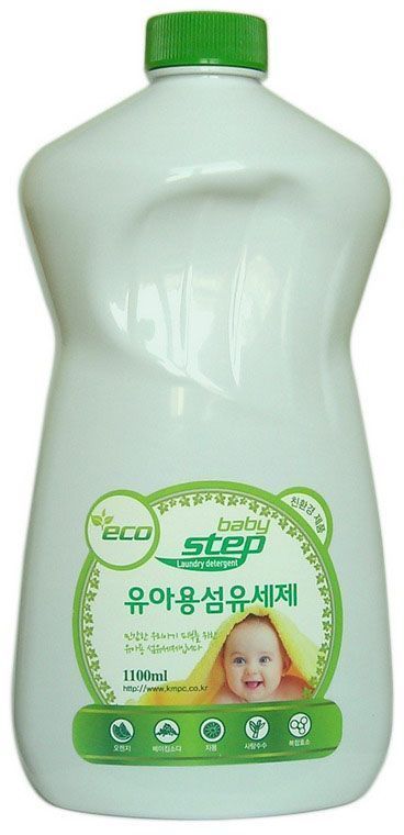Жидкое средство для стирки KMPC Baby Step. Laundry Detergent, для детского белья. 581685106-026 Жидкое средство для стирки KMPC Baby Step. Laundry Detergent, для детского белья. 581685106-026Высокоэффективное суперконцентрированное жидкое средство для стирки детского белья с натуральным апельсиновым маслом и ферментами. Подходит как для машинной, так и для ручной стирки.Входящие в состав натуральное апельсиновое масло и ферменты (липаза, протеаза) отлично отстирывают даже самые застарелые пятна, справляются с засохшей грязью и устраняют неприятные запахи. После стирки детская одежда засияет безупречной чистотой и приобретет легким аромат апельсина.Особенности продукта: при производстве используется экологически чистое сырье, безопасное для человека и окружающей среды. Содержит натуральные ПАВ, натуральное масло апельсина, расщепляющие жир и белок энзимы. PH: нейтральныйРекомендации по применению:Рекомендуется для стирки детской одежды из хлопка, льна, вискозы, полиэстера, нейлона, акрила.1. Всегда следуйте рекомендациям по стирке, указанным на ярлыке одежды.2. При ручной стирке (при температуре воды более 30?С) смешать с водой определенное количество средства, постирать белье, ополоснуть 2~3 раза, затем сушить, вывернув наизнанку.3. Для удаления пятен нанести средство на пятно или загрязнение и оставить на 5 минут, затем стирать обычным способом. Поскольку данный концентрат не является пятновыводителем, то возможно, что после его применения некоторые виды пятен не удалятся окончательно.Расход средства: ручная стирка - 30мл; машинная стирка: маленькая загрузка – 30 мл, средняя загрузка – 60 мл, полная загрузка – 90 мл.Меры предостороженности: хранить в недоступном для детей месте. При появлении аллергических реакций прекратить применение. При попадании в глаза не растирать, промыть чистой водой, при необходимости обратиться к врачу. Не глотать. В случае, если вы проглотили средство, следует немедленно обратиться к врачу. Применять строго по назначению.Состав: вода, LAE-7, кокамид DEA, полиоксиэтилен сорбитан моноолеат, натрия бикарбонат, натрия бензоат, молочная кислота, энзимы, милкосайд, кокамидопропилбетаин, оксид алкиламина.