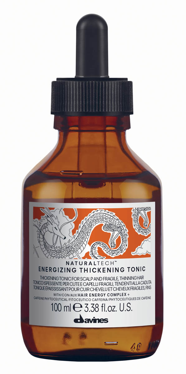 Davines Energizing Thickening Tonic Энергетический утолщающий тоник, 100 млFS-00897 Davines Energizing Thickening Tonic Энергетический утолщающий тоник, 100 млFS-00897Лосьон Давинес предназначен для ухода за ослабленной кожей головы и хрупкими волосами, склонными к выпадению. Стимулирует микроциркуляцию кожи головы. Служит для профилактики сезонного выпадения волос, замедляет процесс облысения за счет мощной стимуляции метаболизма. Содержит фитоактив кофеина. Его действие усилено присутствием сиртуинов и бета-глюкана. Кофеин стимулирует клеточный метаболизм кожи головы, а сиртуины, часто называемые белками долголетия, являются мощными антиоксидантами и обладают омолаживающим действием, стимулируя и укрепляя кожу головы. Благодаря содержанию эфирных масел корицы, имбиря и черного перца, Лосьон Davines оказывает бодрящее действие. Имеет легкий стайлинговый эффект, слегка фиксируя волосы. РН 5,5 Объем: 100 мл
