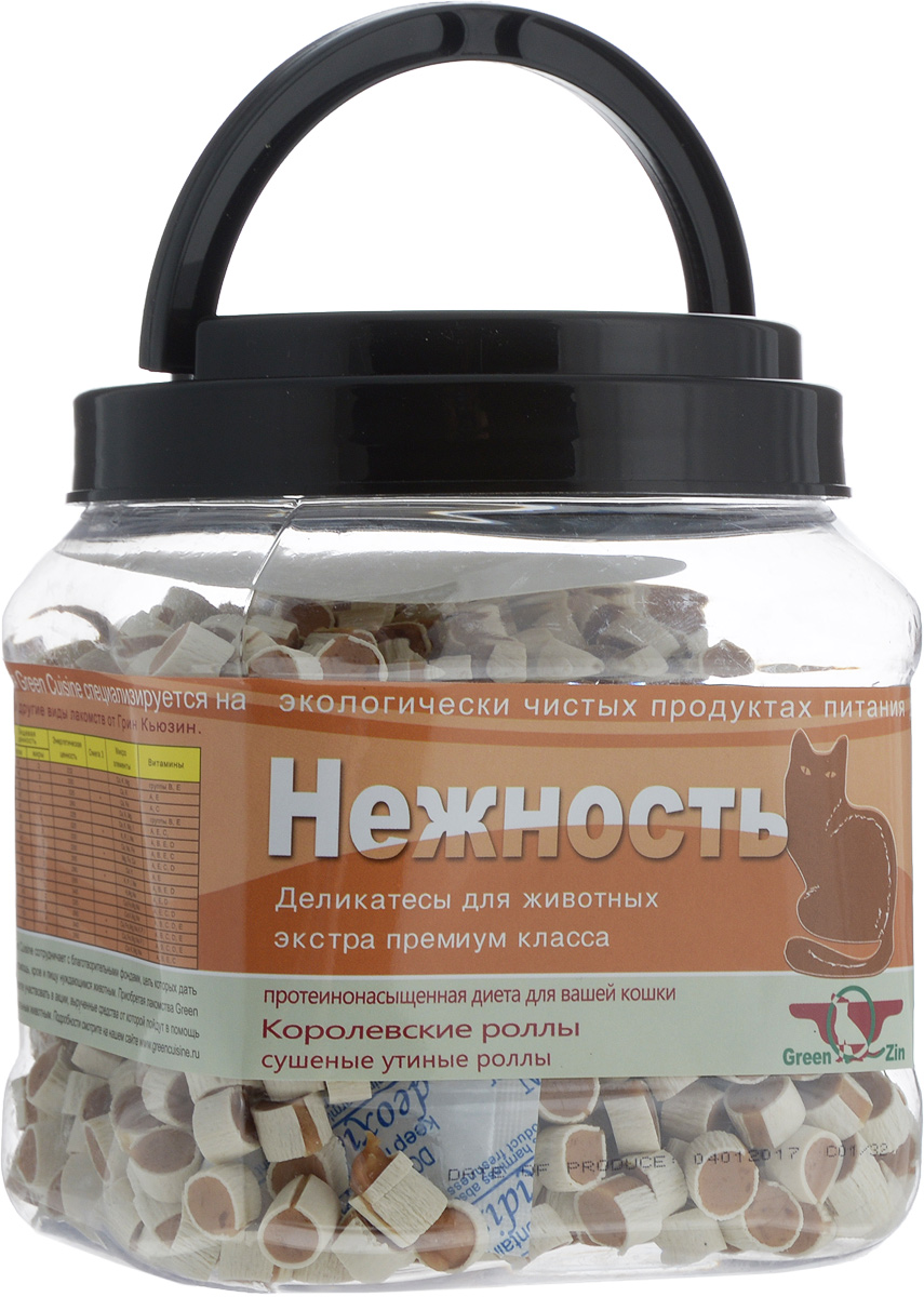 Лакомство для кошек GreenQZin Нежность, сушеные утиные роллы, 750 г0120710 Лакомство для кошек GreenQZin Нежность, сушеные утиные роллы, 750 г0120710Лакомство для кошек GreenQZin Нежность изготовлено из диетического мяса домашней утки. Продукт не содержит ГМО, консервантов, красителей, гормонов и антибиотиков. Не вызывает аллергий. Лакомство разработано для всех видов кошек. Тщательно подобранное сочетание красного утиного и белого рыбьего мяса не оставит равнодушной самую взыскательную кошку. В птице и рыбе присутствуют все необходимые для жизнедеятельности кошек микроэлементы и витамины. Рыба богата фосфором, что позитивно сказывается на развитии интеллектуальной сферы. Красное утиное мясо высоко ценится диетологами за сбалансированный состав аминокислот и за то, что имеет в избытке витамины группы А и В. Это позволит кошке поддерживать хорошее зрение и положительно отразится на яркости окраса и состоянии шерсти. Благодаря низкому содержанию холестерина продукт является полезным диетическим блюдом. Рыбно-мясная комбинация позволит дополнительно стимулировать важные зоны головного мозга, отвечающие за контактность, и, следовательно, за привязанность и дружелюбность вашего питомца. Регулярное употребление деликатеса сделает вашу кошку более послушной и ласковой. Форма, консистенция и внешний вид лакомства подтверждены специалистами для максимально удобного употребления в пищу всем породам кошек. Лакомство создано по специально разработанной рецептуре и технологии с сохранением упругости и плотности мяса. Это позволит дополнительно осуществлять уход за полостью рта, очищать зубы от налета и мягко массировать десны питомца. Высокотехнологичный производственный цикл позволяет избавить мясо от лишнего жира (не превышает 4%) и повысить процентное содержание белка (более 50%). Товар сертифицирован.