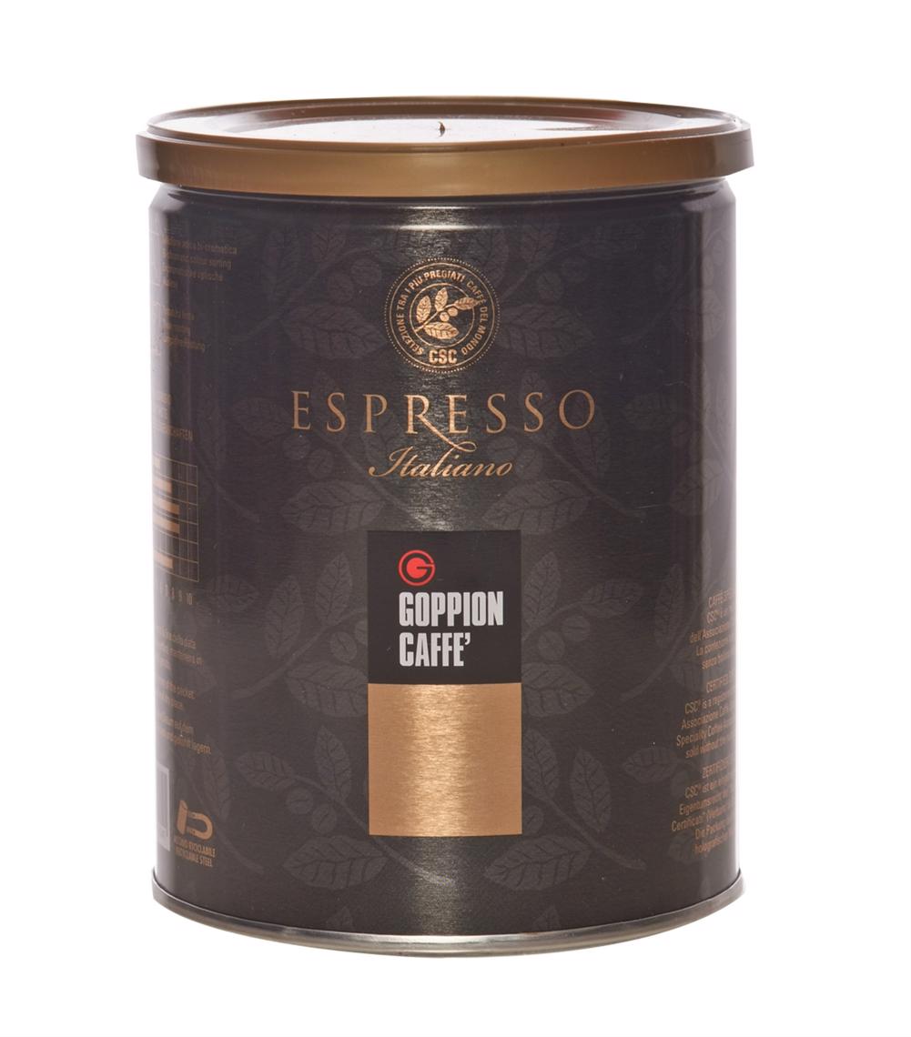 Goppion Caffe Espresso Italiano CSC, кофе молотый, 250 г0120710 Goppion Caffe Espresso Italiano CSC, кофе молотый, 250 г0120710Смесь отборных зерен 100 % Арабики из Бразилии и Центральной Америки, прошедших контроль качества CSC® (Сертифицированный Спешиэлити Кофе), бархатистый и мягкий вкус с долгим послевкусием шоколада. Идеален для приготовления кофе эспрессо. Каждая упаковка кофе имеет номерную голографическую наклейку CSC®, что идентифицирует продукт с соответствующей закупкой сырья высокого качества