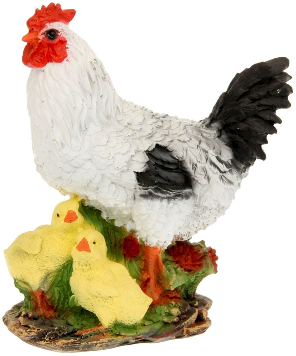 Фигура садовая Белая курица с цыплятами, 17 х 25 х 28 см531-105 Фигура садовая Белая курица с цыплятами, 17 х 25 х 28 см531-105Фигура домашней птицы придаст окружающему пространству ощущение широты и живости. Проявите себя в роли ландшафтного дизайнера. Расставляйте акценты с помощью садового декора: например, чтобы привлечь внимание к клумбе, поставьте фигуру рядом с ней? Садовая фигура из полистоуна (искусственного камня) — оптимальное решение для уличных условий. Этот материал не выцветает на солнце, даже если находится под воздействием ультрафиолета круглый год. Искусственный камень имеет низкую пористость, поэтому ему не страшна влага и на нём не появятся трещины? Садовая фигура будет хранить красоту сада долгие годы.