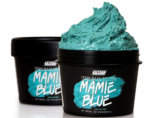 B&Soap Увлажняющая маска Mamie Blue, 130 грЧ9225 B&Soap Увлажняющая маска Mamie Blue, 130 грЧ9225Обогащенная витаминами и минералами морская вода в составе увлажняющей маски интенсивно увлажняет кожу лица и улучшает ее цвет. Маска отлично очищает загрязненные поры, улучшая состояние проблемной кожи, нормализует выработку кожного сала и тонизирует кожу. Экстракт красных бобов удаляет омертвевшие клетки кожи, экстракт мяты перечной освежает, экстракт примулы повышает эластичность, экстракт прополиса оказывает противовоспалительное и восстанавливающее действие.