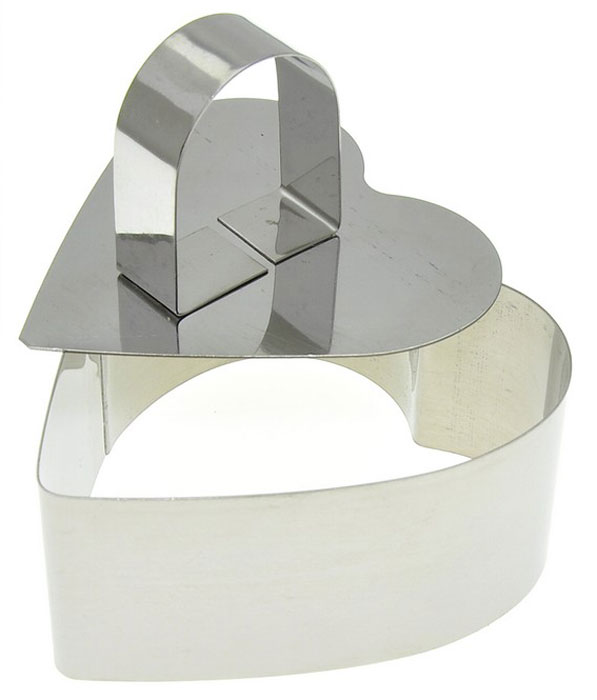 Форма для выпечки Мультидом Сердце, с крышкой-прессом, 8 х 9 х 4 см54 009312 Форма для выпечки Мультидом Сердце, с крышкой-прессом, 8 х 9 х 4 см54 009312Кулинарные формы - необходимый аксессуар для подготовки праздничного стола. Эти специальные полые формы – используются для оформления блюд, помогут сервировать закуски и десерты, пригодятся для порционного тушения, сборки бутербродов и канапе, а также с их помощью можно вырезать фигурки из теста. Применение форм сможет удивить гостей эффектными шедеврами кулинарного искусства, вы сможете красиво подать на стол практически любые закуски и блюда, которым необходимо придать идеальную строгость форм. В набор входит форма размером 8 х 9 см, высотой 4 см, которая комплектуется крышкой-прессом. Изготовлено из коррозионностойкой нержавеющей стали. После применения рекомендуется промыть губкой с использованием жидких моющих средств. Хранить в сухом помещении.