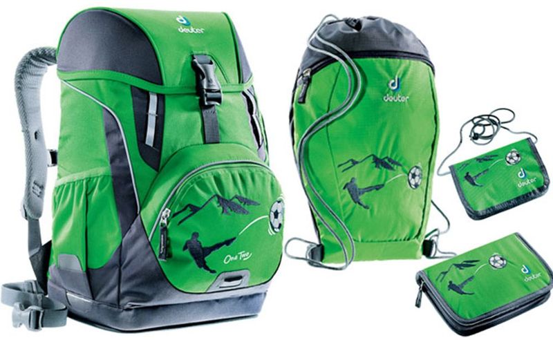Deuter Ранец школьный OneTwo Футбол с наполнением72523WD Deuter Ранец школьный OneTwo Футбол с наполнением72523WDЭргономичная спинка рюкзака хорошо прилегает и равномерно распределяет вес, позволяя избежать чрезмерной нагрузки на спину.Регулируемый по высоте нагрудный ремень держит лямки на месте, гарантируя оптимальную свободу движений.Лямки специально адаптированы к потребностям детей: длина, ширина и эргономичная S-форма не только идеально прилегают, но и очень комфортны – не давят и не трут . Они следуют за каждым движением, обеспечивая равномерное распределение нагрузки.Надежный и прочный каркас даже при максимальной загрузке рюкзака.Съемный регулируемый набедренный пояс.Плотное днище и усиленная боковая конструкция позволяют школьным рюкзакам Deuter стоять вертикально.Основное отделение со встроенным карманом для папки;Светоотражающие элементы по кругу;Отделение для школьного расписания и линейки;Удобная для детей конструкция верхнего клапана;Фронтальный карман для ключей и различной мелочи;Эластичные боковые карманы с усиленными краями.В комплекте с рюкзаком: Мешок для сменной обуви, Пенал без наполнения, Кошелек.- Мешок для сменной обуви. Простой, практичный мешок для спортивной или сменной обуви с дополнительным карманом на молнии. Вес: 120 г. Размеры: 7x38x30 см. - Пенал без наполнения. Прозрачный карман,Карман на молнии, Петли для ручек и карандашей, Вес: 170 г. Размеры: 4x21x14 см. - Кошелек. Размер: 1*14*10 см. Вес: 40 г