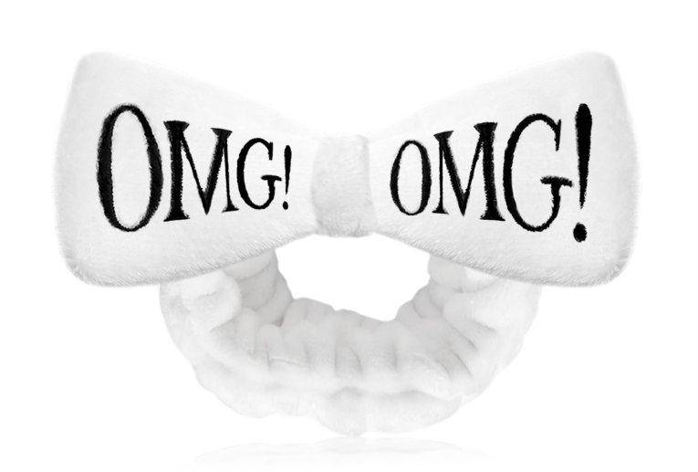 Double Dare OMG! Hair Band White повязка косметическая для волос белаяFS-00897 Double Dare OMG! Hair Band White повязка косметическая для волос белаяFS-00897Начни игру с этой милой, забавной и игривой повязкой для волос, которая превосходно защищает волосы от очищающих и увлажняющих средств, кремов и масок во время ухода за кожей лица. Милая, мягкая и комфортная. Плюшевый махровый материал защищает волосы и кожу головы от повреждений и ломкости, заботясь о вашем комфорте. Подходит для использования в ванной, для сна и других ситуаций. Наслаждайтесь расслабляющей теплой ванной с пеной, не боясь намочить волосы, или наденьте повязку перед сном, чтобы волосы не падали на лицо. Также прекрасно подойдет для сеанса массажа или спа. Повязка содержит съемную часть. Вы можете украсить вашу повязку бантом с логотипом OMG! Для создания дерзкого образа.