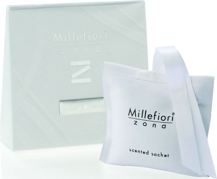 Саше Millefiori Milano Zona Янтарь и благовония / Amber & Incense41SQAI Саше Millefiori Milano Zona Янтарь и благовония / Amber & Incense41SQAIСаше Millefiori Milano Zona наполнит ваш дом неповторимым ароматом. Ароматизатор произведен из натуральных компонентов и является образцом качественного и безопасного продукта. Ароматические саше - это маленькие мешочки из двухсторонней ткани, которые легко подвесить и окутать все вокруг приятном ощущением свежести. Millefiori придает аромат вашей одежде даже в ящиках и шкафах. Приятный и мягкий аромат останется на вашей одежде в течение 2-3 месяцев. Описание ароматической композиции: Задержитесь в этом сложном аромате, где драгоценный янтарь гармонирует с экзотическими благовониями и древесными аккордами.Базовые ноты: Мирра, Мускатный орех, Корица.Средние ноты: Ирис, Ваниль, Амбра.Верхние ноты: Ладан, Сандал, Кедр.Товар сертифицирован.