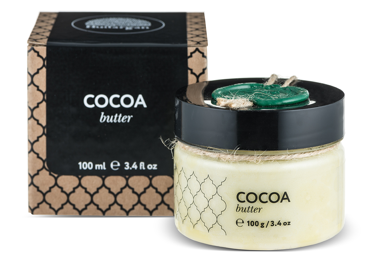 Huilargan Какао масло, баттер 100 г72523WD Huilargan Какао масло, баттер 100 г72523WDКакао-масло - это базовое масло, получаемый из зерен плодов шоколадного дерева. Это сбалансированный натуральный продукт, оказывающий лечебное действие на весь организм. Его главная отличительная черта заключается в содержании антиоксидантных веществ, способных стимулировать иммунную систему. Большая концентрация олеиновой кислоты позволяет восстанавливать утраченные функции стенок сосудов, повышает их эластичность, уменьшает количество холестерина и полностью очищает кровь, а также нормализует барьерные функции эпидермиса кожи. Масло какао содержит пальминтовую кислоту, что позволяет ему проявлять липофильные свойства, усиливать глубокое проникновение полезных веществ. Токоферолы натуральный витамин F, обладают свойствами увлажнения, повышают выработку коллагена.МАСЛО КАКАО ПРИМЕНЕНИЕОно способно сокращать трансэпидермальную потерю влаги (ТЭПВ), покрывать кожу защитной водонепроницаемой пленкой и удерживать влагу в эпидермисе, поэтому особенно полезно его применять при сухой, обветренной, дряблой и стареющей коже.• Оно входит в состав косметических средств для ухода за кожей лица и шеи, декольте, губами, руками.• Масло какао способно регенерировать клетки кожи.• Масло какао обладает защитными свойствами, поэтому может применяться для защиты кожи во время низких температур зимой.• Масло какао обладает высоким смягчающим действием, а также является лубрикантом, усиливая скользящий эффект масел при нанесении их на кожу.• Масло какао, за счет содержания кофеина, применяется для профилактики растяжек кожи и повышения ее упругости.• Масло какао способно усиливать выработку загара, поэтому его можно добавлять в лосьоны для загара