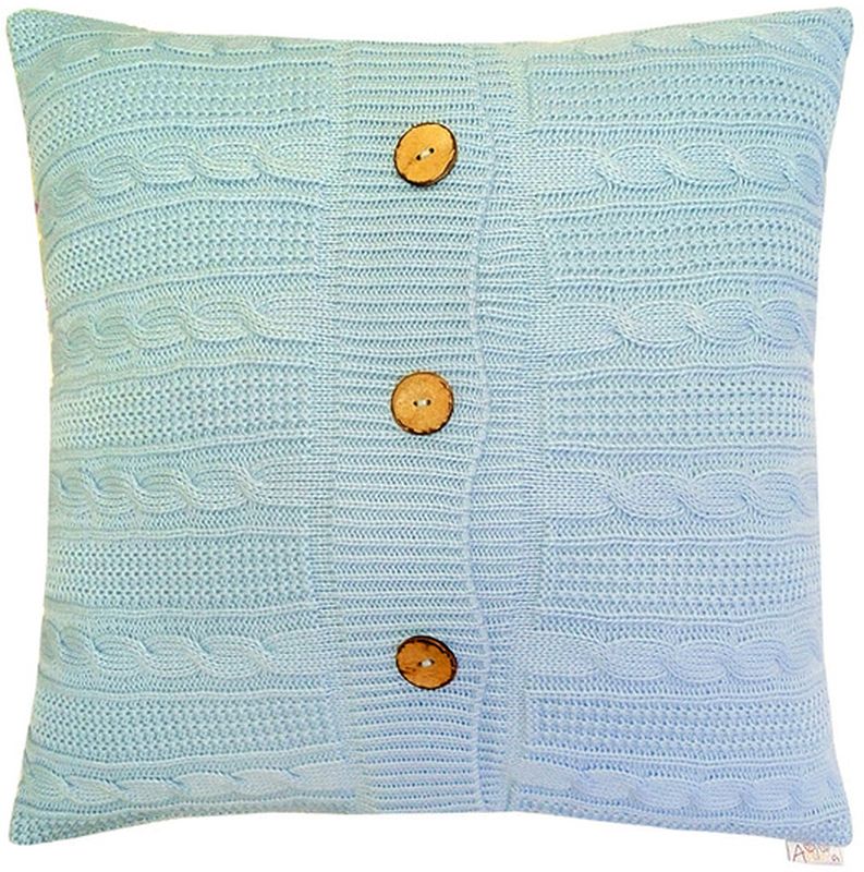 Наволочка декоративная Altali Light Blue, 43 х 43 смHK 5646 weis Наволочка декоративная Altali Light Blue, 43 х 43 смHK 5646 weisВязаная подушка в доме - признак уюта и стиля. В отличие от тканевой подушки вязаные изделия более эластичные и структурные. Рисунок вязки гармонично впишется в любой интерьер. Чехол съемный, на пуговицах. Его можно стирать в деликатном режиме, сушить на горизонтальной поверхности.