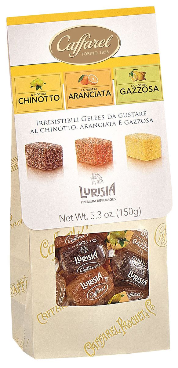 Caffarel конфеты фруктово-желейные ассорти, 150 г0120710 Caffarel конфеты фруктово-желейные ассорти, 150 г0120710Фруктово-желейные конфеты изготавливаются по старинному итальянскому рецепту из отборных ягод и фруктов. Отличаются яркостью и натуральностью аромата и вкуса, тают во рту. Являются легким, низкокалорийным лакомством и великолепным подарком. Компания Caffarel, расположенная в Турине, пользуется бесспорной репутацией лидера на итальянском шоколадном рынке. История компании началась с того, что в конце 18 века сеньор Доре Бозелл изобрел машину по измельчению и смешиванию какао-бобов. В 1826 году Пьер Поль Каффарель приобрел это изобретение для своей шоколадной мастерской на улице Балбис в Сан-Донато, в Турине. Вскоре компания Caffarel выпускает свою визитную карточку - конфеты Джандуйа. Около 30 процентов этой конфеты состояло из перемолотых лесных орехов. Свое название конфеты получили по имени карнавального персонажа-марионетки Джандуйа (GIANDUJA), олицетворяющего образ коренного жителя Пьемонта - итальянской области. Форма конфет так же была связанна с куклой, в основу конфет была положена треугольная шляпа персонажа.В 1865 году во время карнавала Каффарель угощал всех желающих своим новым изобретением от лица куклы Джандуйа. Конфеты пришлись по вкусу всем участникам карнавала, а начинка из перемолотых орехов вскоре получила имя - пралине.