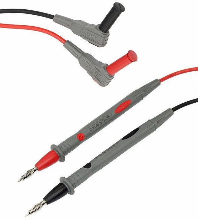 Щуп тестера Unit UT-L1313-1025 Щуп тестера Unit UT-L1313-1025Щупы для тестера и токовых клещей. Щупы подсоединяются к гнездам мультиметра. Щупы для удобства имеют разные цвета; черный и белый. Как правило черный щуп подключается на общее гнездо, а красный на гнезда +. Клеммы, провода и ручки щупов надежно изолированы от поражения электротоком. Для удобства работы металлические концы щупов заострены. Тестирование произведено под контролем компании REXANT INTERNATIONAL. Класс защиты от перенапряжения: Категория 3 до 1000В.