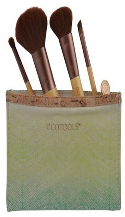 EcoTools Набор кистей для макияжа Five Piece Travel Set1213М EcoTools Набор кистей для макияжа Five Piece Travel Set1213МДорожный набор, состоящий из 4-х кистей формата travel-size: большой пушистой кисти для пудры, круглой кисти для румян, кисти для нанесения и растушевки теней, а также ультратонкой скошенной кисти для подводки. Представлен в удобном клатче для хранения и транспортировки набора.