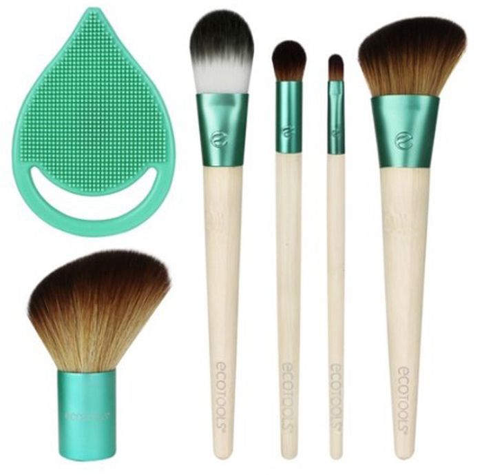EcoTools Набор для макияжа Prepped For Change (LTD)1333 EcoTools Набор для макияжа Prepped For Change (LTD)1333Создай эффектный образ и подчеркни свою женственность с лимитированным набором Prepped For Change. Набор включает: 2 кисти для консилера (correcting concealer и datail concealer), кисть для тона, кисть для пудры и румян, средство для очищения кожи лица и коробку для хранения кистей.