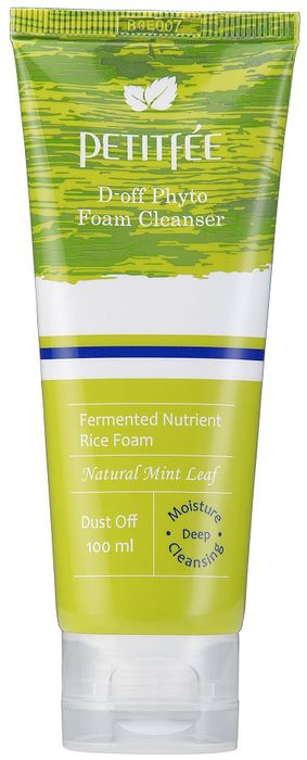Petitfee Фито-пенка для глубокого очищения D-Off Phyto Foam Cleanser, 100 мл041545 Petitfee Фито-пенка для глубокого очищения D-Off Phyto Foam Cleanser, 100 мл041545Великолепное средство для ежедневного ухода за кожей. Она обеспечивает предельно глубокое и качественное очищение кожи от загрязнений, улучшает её тонус и защищает эпидермис от воздействия свободных радикалов. Подходит для всех типов кожи, не содержит примесей химического и животного происхождения, благодаря чему не вызывает сухость или раздражение. В роли скрабирующего элемента выступают специальные капсулы с натуральной мятой. Капсулы мягко и тщательно вычищают поры кожи от ежедневного загрязнения в виде излишек кожного себума и остатков косметики. Также скраб убирает ороговевшие клетки и создает приятный, комфортный, освежающий и охлаждающий эффект. В то же время мятный компонент скраба не имеет ярко выраженного, ощутимого запаха.Помимо мятного скраба эта нежная, воздушная фито-пенка для лица имеет в своем составе несколько полезных компонентов растительного происхождения, которые отвечают за увлажнение и питание кожных покровов